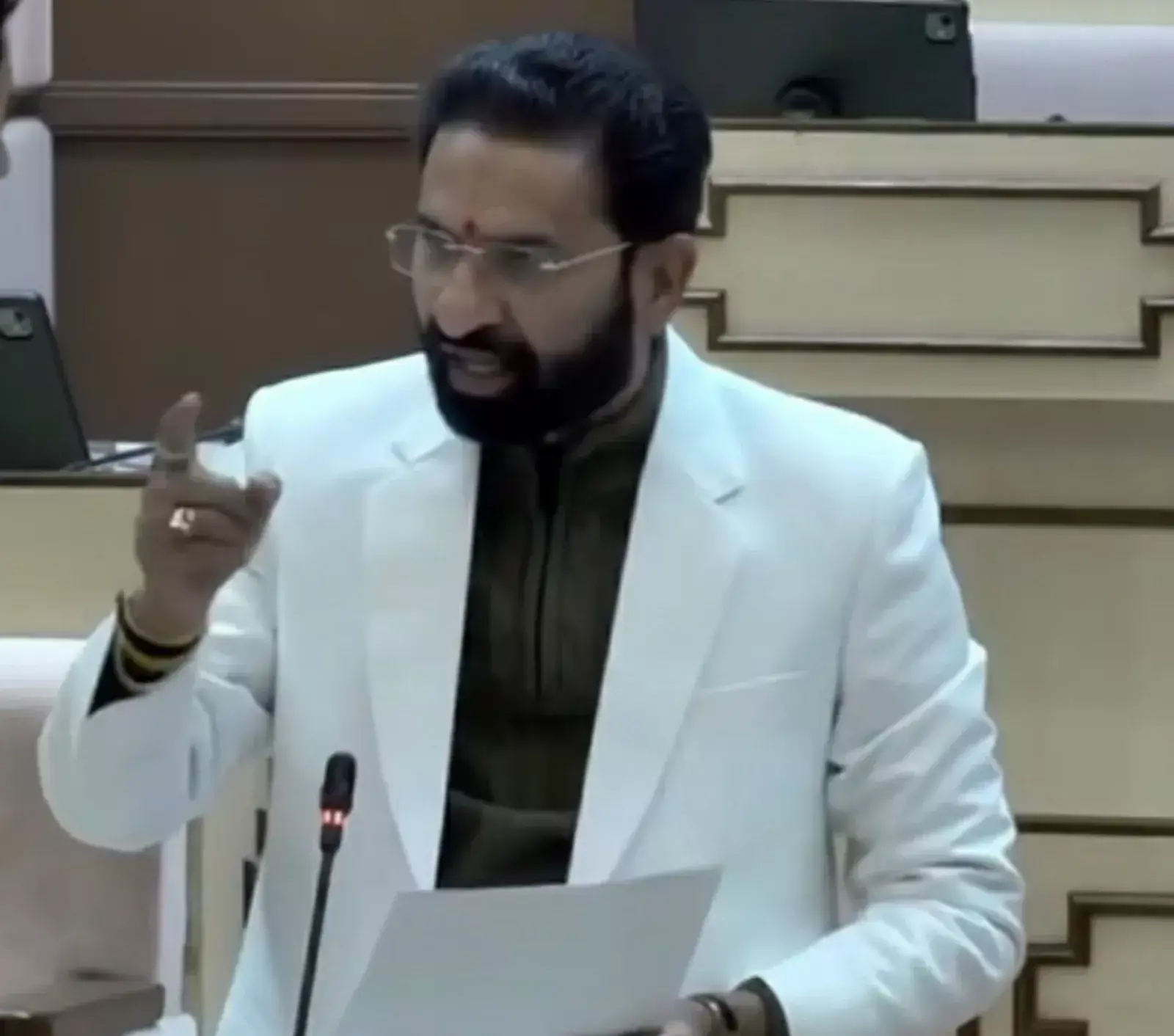 राजस्थान विधानसभा में भाषण देते विधायक अर्जुनलाल जीनगर जो औद्योगिक प्रदूषण और स्थानीय रोजगार पर बोल रहे हैं। राजस्थान विधानसभा में भाषण देते विधायक अर्जुनलाल जीनगर जो औद्योगिक प्रदूषण और स्थानीय रोजगार पर बोल रहे हैं।