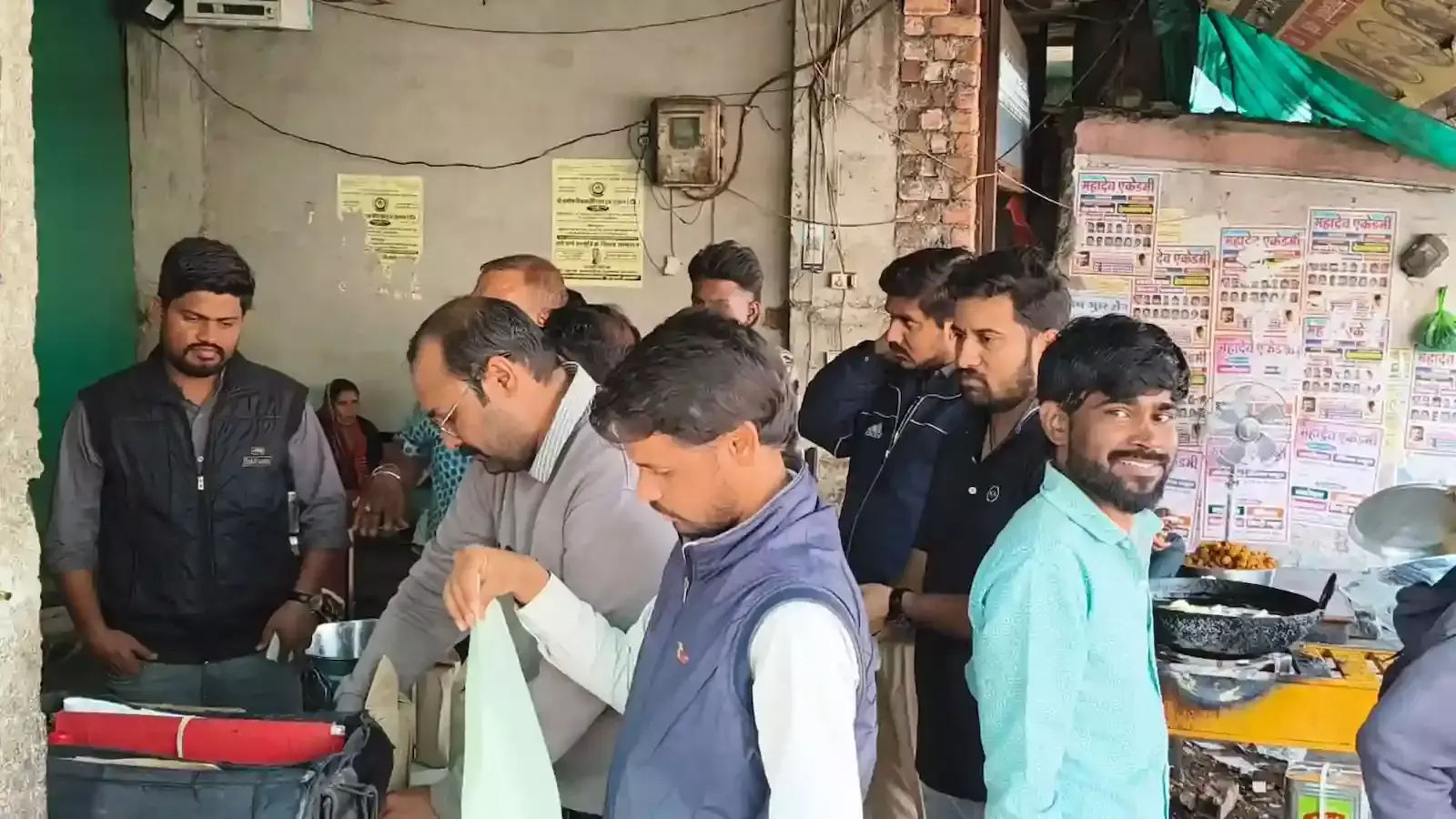 प्रतापगढ़ बस स्टैंड पर खाद्य सुरक्षा अधिकारी दुकान से खाद्य सामग्री के नमूने लेते हुए। प्रतापगढ़ बस स्टैंड पर खाद्य सुरक्षा अधिकारी दुकान से खाद्य सामग्री के नमूने लेते हुए।