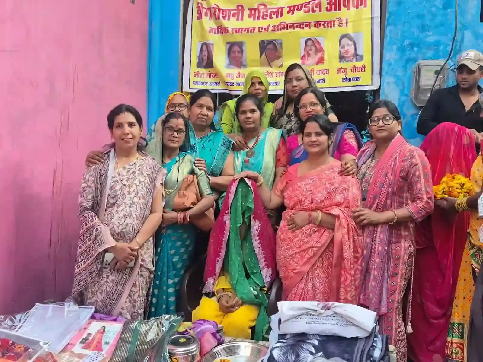 डीग में रोशनी महिला मंडल की सदस्य जरूरतमंद कन्या को विवाह का उपहार भेंट करते हुए। डीग में रोशनी महिला मंडल की सदस्य जरूरतमंद कन्या को विवाह का उपहार भेंट करते हुए।
