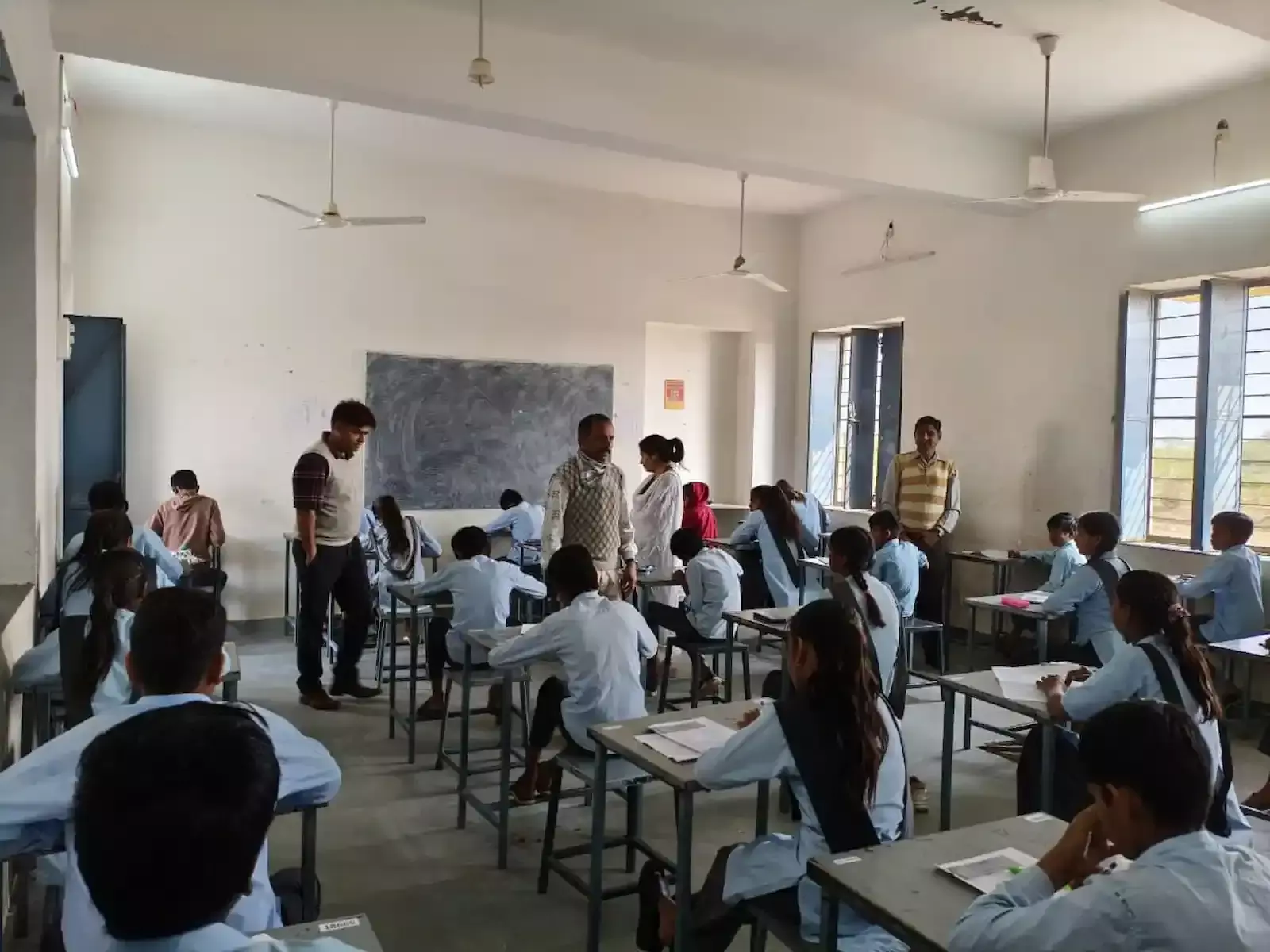 आमेट के सरकारी विद्यालय में शिक्षा अधिकारियों द्वारा छात्र उपस्थिति और शैक्षणिक रिकॉर्ड का निरीक्षण किया जा रहा है। आमेट के सरकारी विद्यालय में शिक्षा अधिकारियों द्वारा छात्र उपस्थिति और शैक्षणिक रिकॉर्ड का निरीक्षण किया जा रहा है।