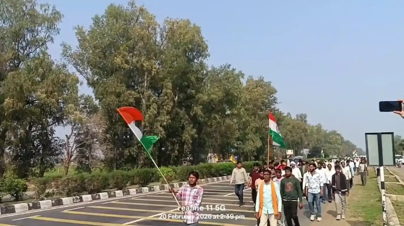 वैर के मुड़िया गंधार में जन अधिकार यात्रा के दौरान पैदल मार्च करते सैनी माली कुशवाहा समाज के प्रदर्शनकारी। वैर के मुड़िया गंधार में जन अधिकार यात्रा के दौरान पैदल मार्च करते सैनी माली कुशवाहा समाज के प्रदर्शनकारी।