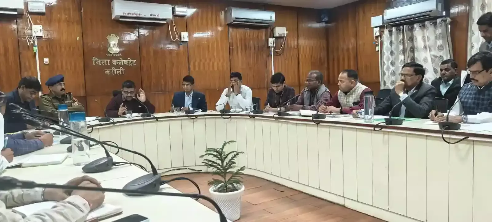 करौली कलेक्ट्रेट सभागार में कैलादेवी मेला तैयारियों की समीक्षा बैठक लेते जिला कलक्टर और प्रशासनिक अधिकारी। करौली कलेक्ट्रेट सभागार में कैलादेवी मेला तैयारियों की समीक्षा बैठक लेते जिला कलक्टर और प्रशासनिक अधिकारी।