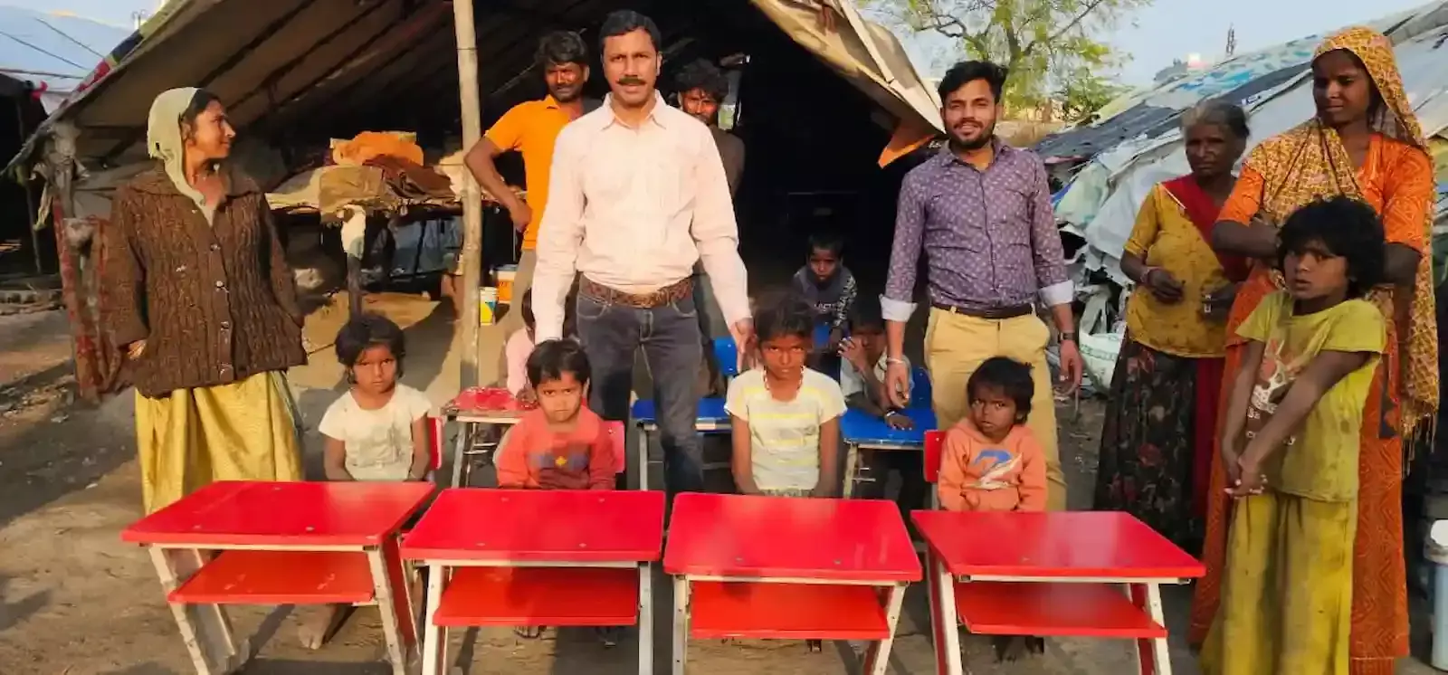 भीलवाड़ा में राजस्थान जन मंच अध्यक्ष कैलाश सोनी झुग्गी झोपड़ी के बच्चों को टेबल कुर्सी वितरित करते हुए।