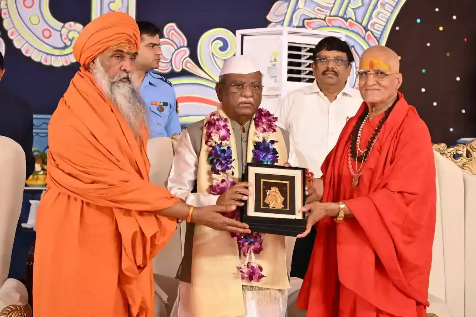 हरिशेवा उदासीन आश्रम भीलवाड़ा में सनातन मंगल महोत्सव के दौरान मंच पर उपस्थित राज्यपाल हरिभाउ बागड़े और संत समाज। हरिशेवा उदासीन आश्रम भीलवाड़ा में सनातन मंगल महोत्सव के दौरान मंच पर उपस्थित राज्यपाल हरिभाउ बागड़े और संत समाज।