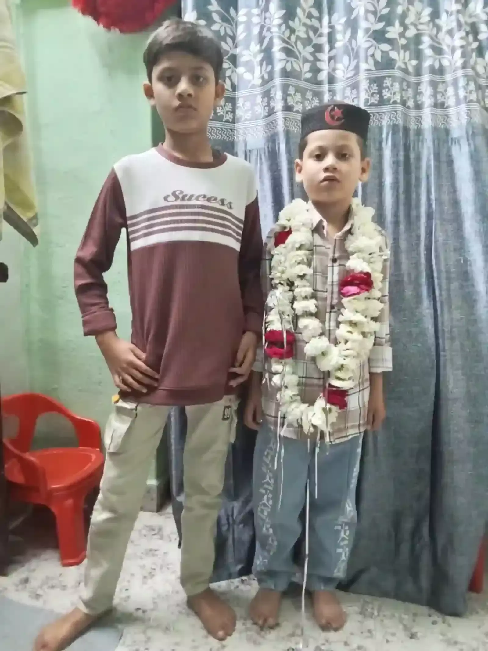 असनावर में पहला रोजा रखने के बाद माला पहने हुए सात वर्षीय बालक हामिद रजा खान।