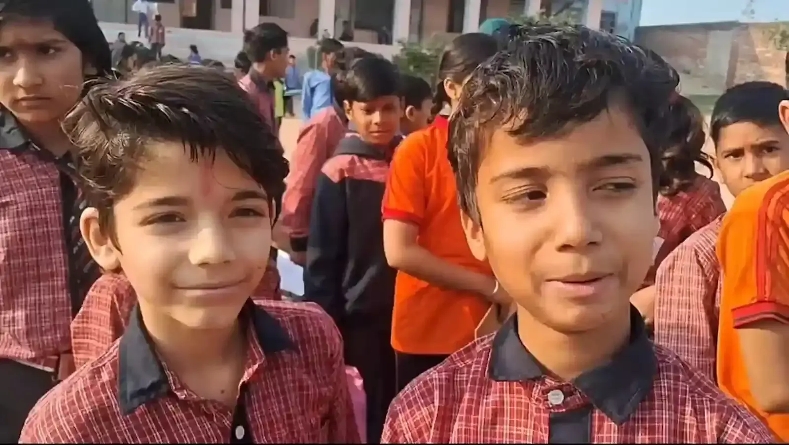 डीग जिले के परीक्षा केंद्र के बाहर कक्षा 5वीं बोर्ड के परीक्षार्थी अंग्रेजी का पेपर देकर निकलते हुए। डीग जिले के परीक्षा केंद्र के बाहर कक्षा 5वीं बोर्ड के परीक्षार्थी अंग्रेजी का पेपर देकर निकलते हुए।