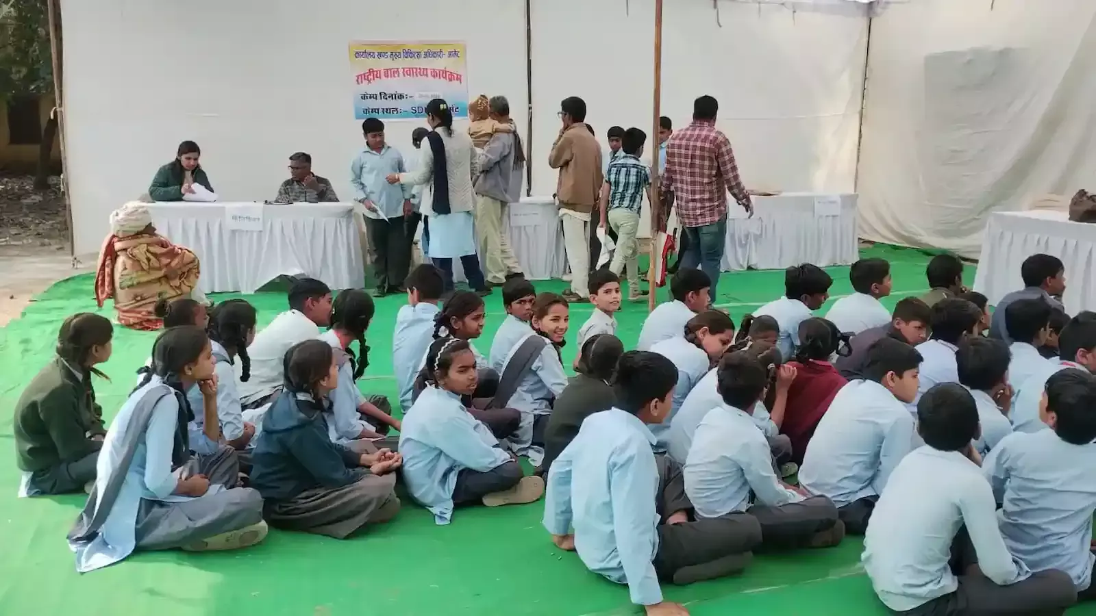 आमेट के उप जिला अस्पताल में स्वास्थ्य परीक्षण शिविर के दौरान जांच करते डॉक्टर और स्वास्थ्य कर्मी। आमेट के उप जिला अस्पताल में स्वास्थ्य परीक्षण शिविर के दौरान जांच करते डॉक्टर और स्वास्थ्य कर्मी।
