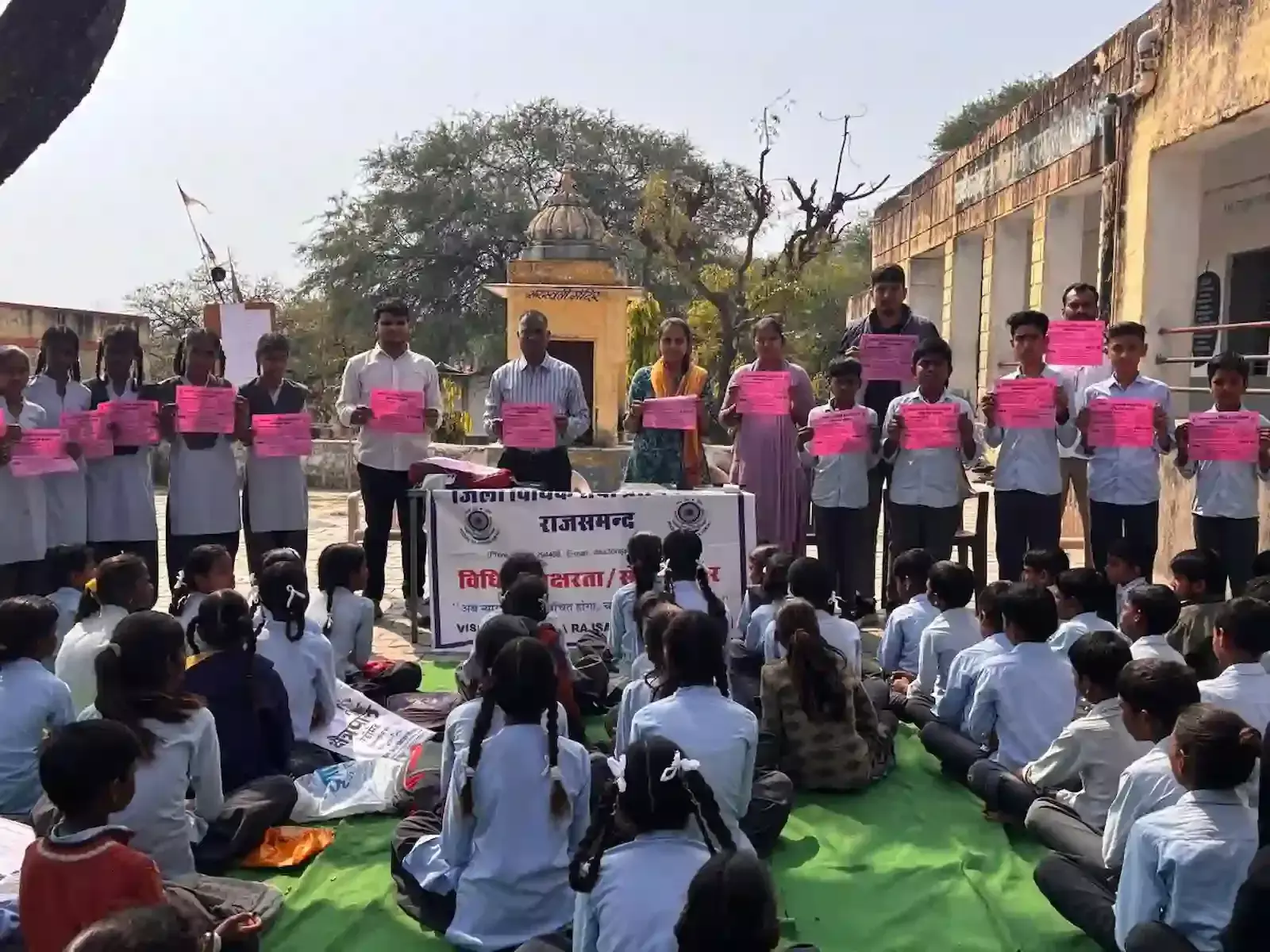 राजकीय उच्च माध्यमिक विद्यालय गादरोला में विधिक जागरूकता शिविर के दौरान जानकारी देते अधिकार मित्र और उपस्थित छात्र-छात्राएं। राजकीय उच्च माध्यमिक विद्यालय गादरोला में विधिक जागरूकता शिविर के दौरान जानकारी देते अधिकार मित्र और उपस्थित छात्र-छात्राएं।