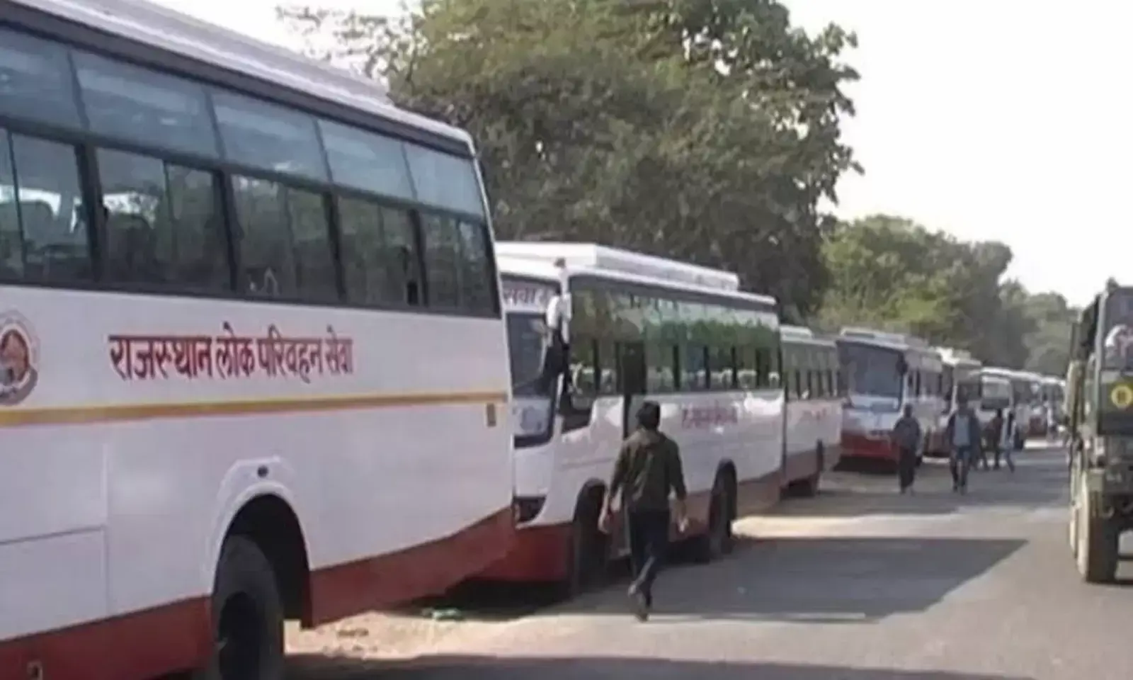 कोटा और बारां के बीच सड़क पर चलती हुई यात्रियों से अत्यधिक भरी हुई लोक परिवहन बस। कोटा और बारां के बीच सड़क पर चलती हुई यात्रियों से अत्यधिक भरी हुई लोक परिवहन बस।