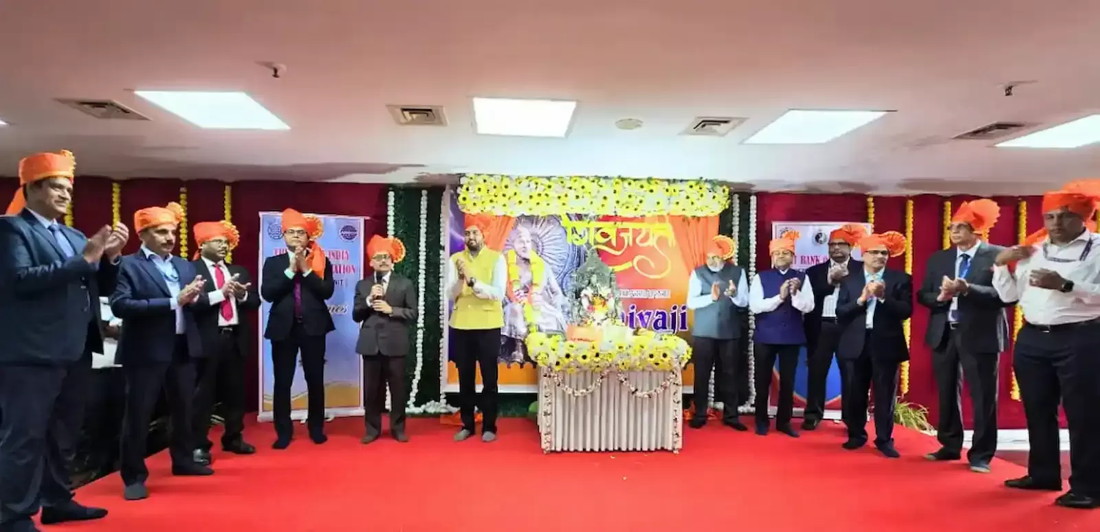 बैंक ऑफ इंडिया मुख्यालय मुंबई में शिवाजी महाराज की प्रतिमा पर पुष्पांजलि अर्पित करते बैंक अधिकारी। बैंक ऑफ इंडिया मुख्यालय मुंबई में शिवाजी महाराज की प्रतिमा पर पुष्पांजलि अर्पित करते बैंक अधिकारी।