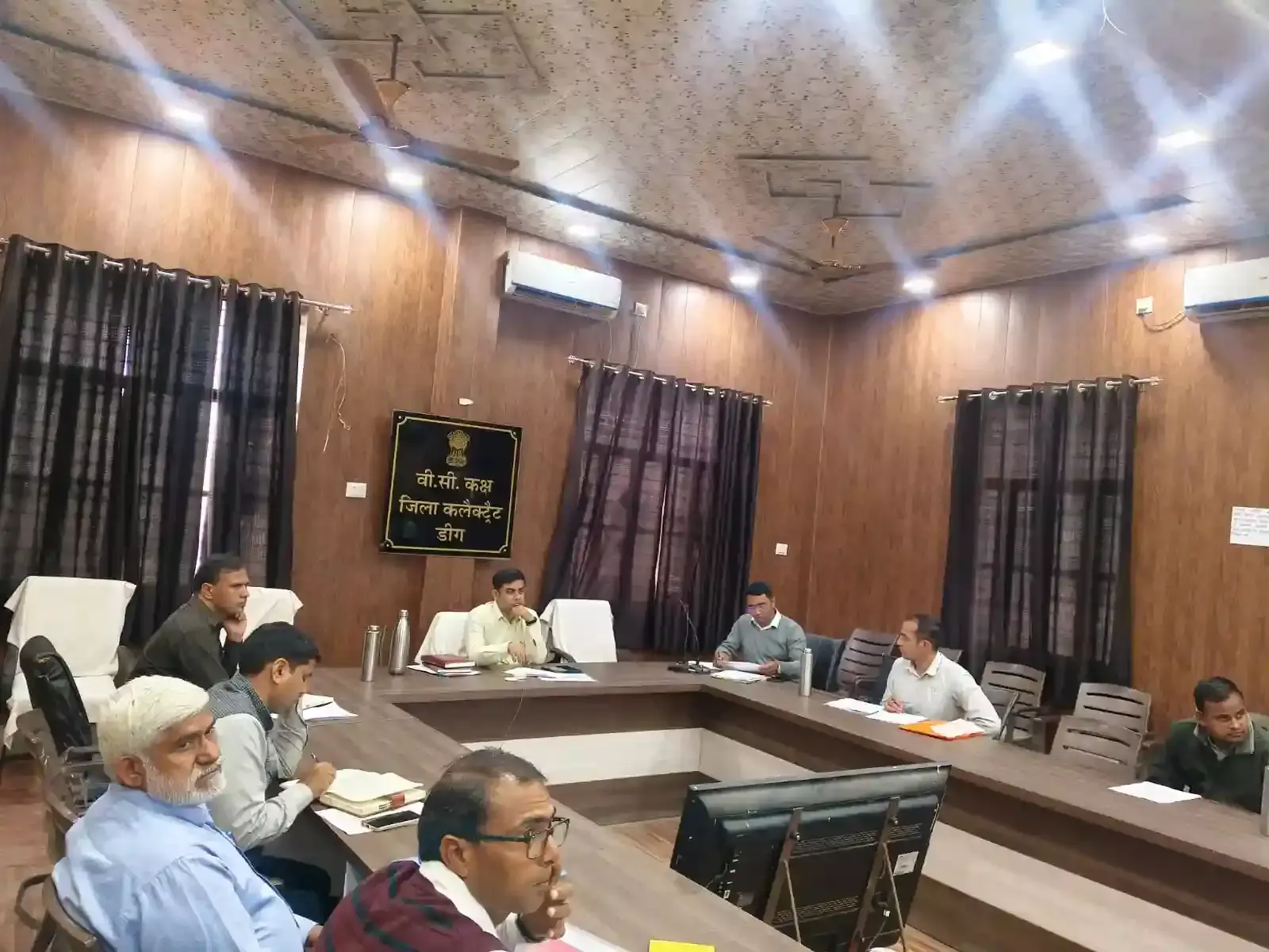 डीग जिला कलेक्ट्रेट सभागार में अधिकारियों के साथ बैठक करते जिला कलेक्टर उत्सव कौशल। डीग जिला कलेक्ट्रेट सभागार में अधिकारियों के साथ बैठक करते जिला कलेक्टर उत्सव कौशल।