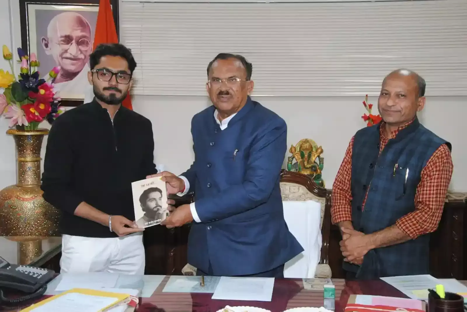 विधानसभा अध्यक्ष वासुदेव देवनानी जयपुर में हर्ष वर्धन पाण्डेय से उनकी नई पुस्तक प्राप्त करते हुए। विधानसभा अध्यक्ष वासुदेव देवनानी जयपुर में हर्ष वर्धन पाण्डेय से उनकी नई पुस्तक प्राप्त करते हुए।