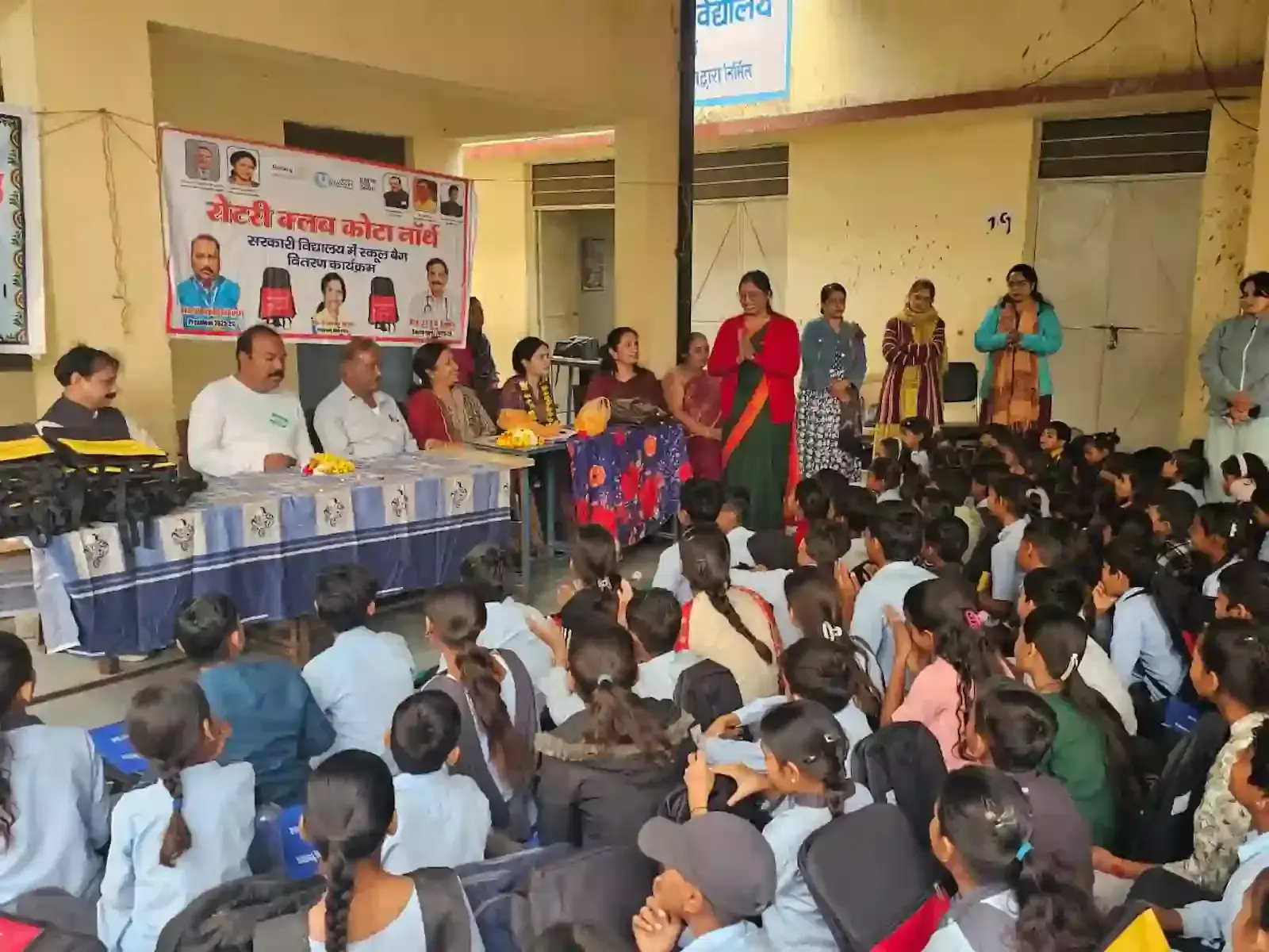 ताथेड़ के सरकारी स्कूल में रोटरी क्लब कोटा नॉर्थ के सदस्यों द्वारा बच्चों को स्कूल बैग वितरित करते हुए दृश्य। ताथेड़ के सरकारी स्कूल में रोटरी क्लब कोटा नॉर्थ के सदस्यों द्वारा बच्चों को स्कूल बैग वितरित करते हुए दृश्य।