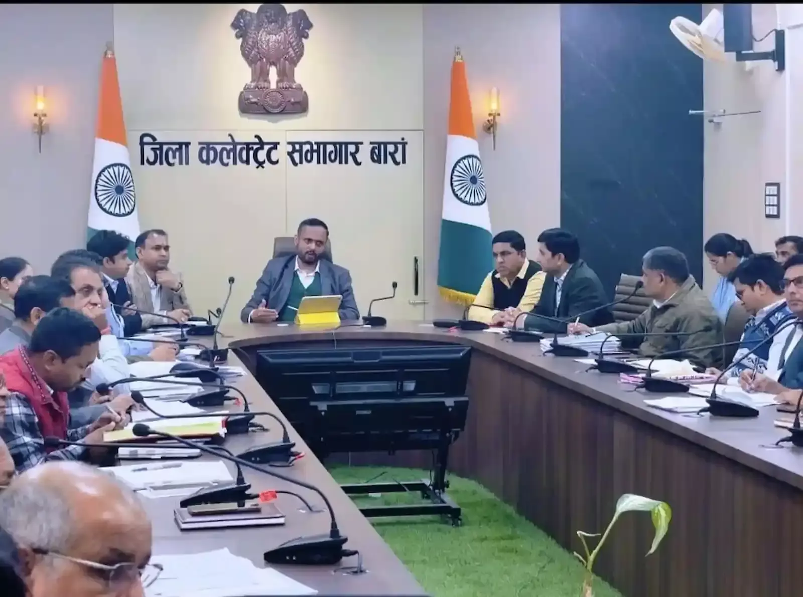 बारां मिनी सचिवालय सभागार में जिला कलक्टर रोहिताश्व सिंह तोमर अधिकारियों के साथ समीक्षा बैठक करते हुए। बारां मिनी सचिवालय सभागार में जिला कलक्टर रोहिताश्व सिंह तोमर अधिकारियों के साथ समीक्षा बैठक करते हुए।