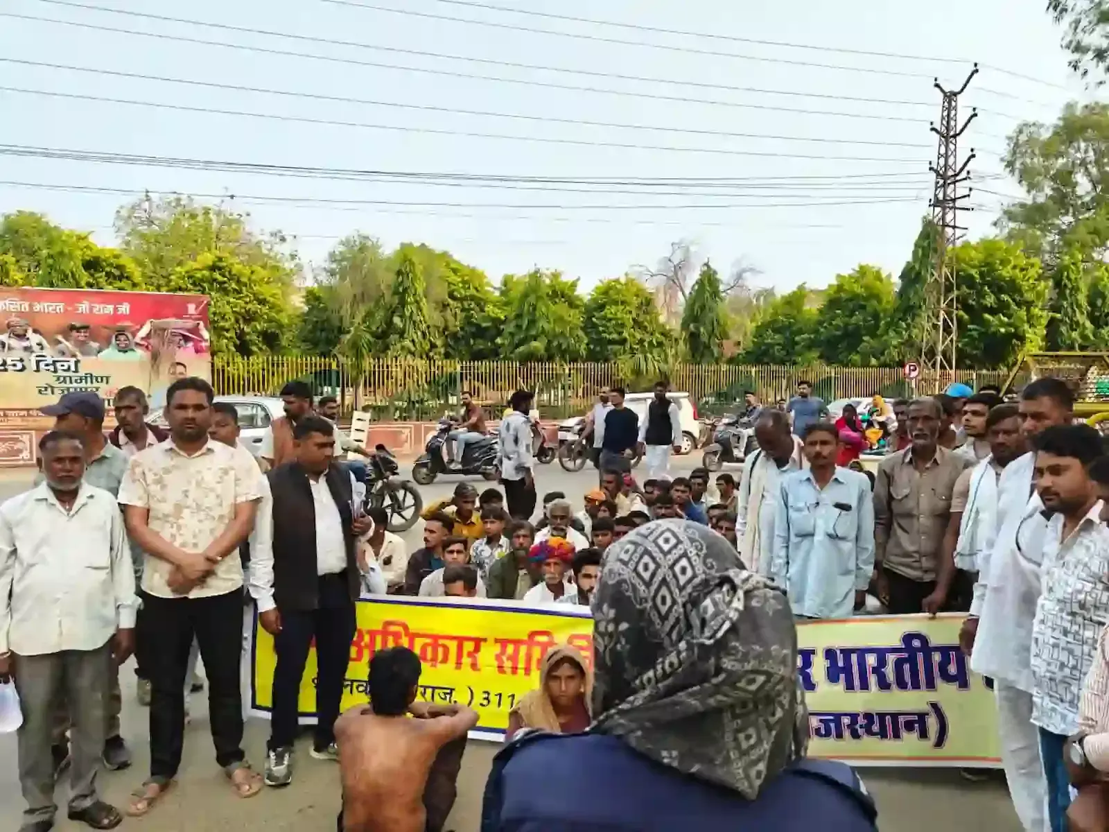 भीलवाड़ा पुलिस अधीक्षक कार्यालय में हमले के विरोध में ज्ञापन देते घुमन्तु समाज के कार्यकर्ता और पदाधिकारी। भीलवाड़ा पुलिस अधीक्षक कार्यालय में हमले के विरोध में ज्ञापन देते घुमन्तु समाज के कार्यकर्ता और पदाधिकारी।