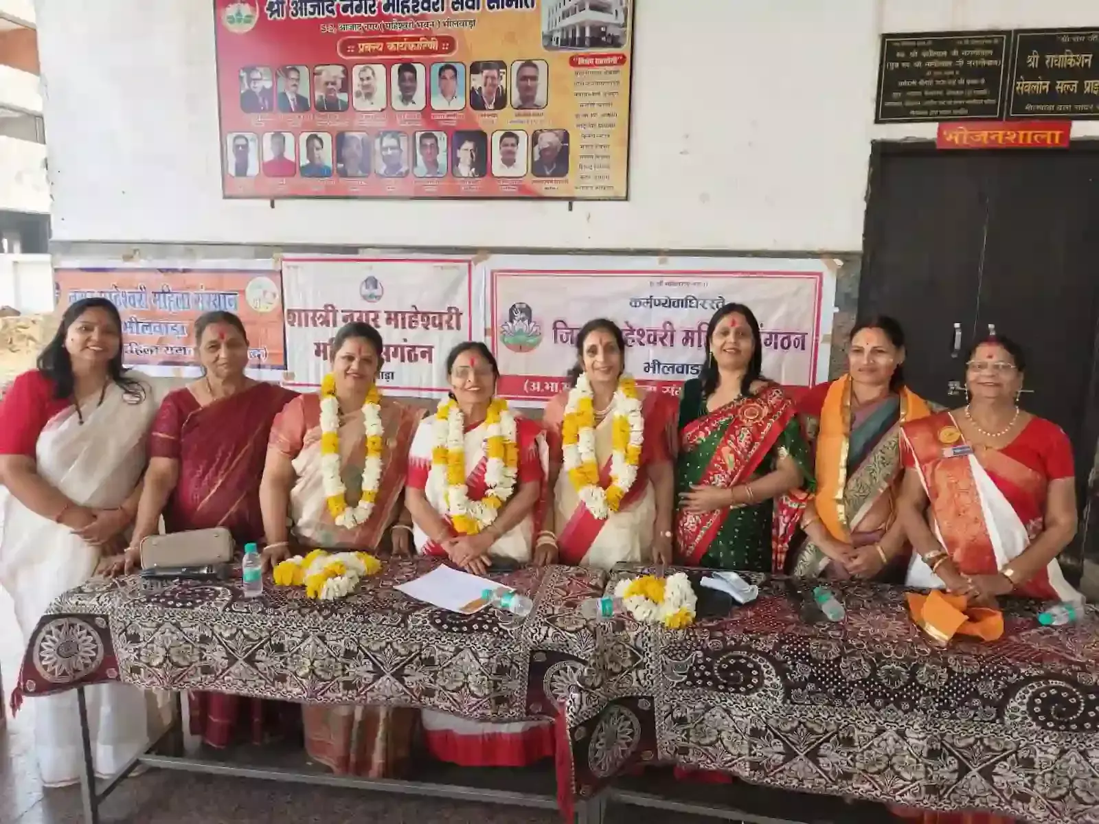 भीलवाड़ा के आजाद नगर माहेश्वरी भवन में जिला माहेश्वरी महिला संगठन की चुनाव प्रक्रिया के दौरान उपस्थित महिला सदस्य। भीलवाड़ा के आजाद नगर माहेश्वरी भवन में जिला माहेश्वरी महिला संगठन की चुनाव प्रक्रिया के दौरान उपस्थित महिला सदस्य।