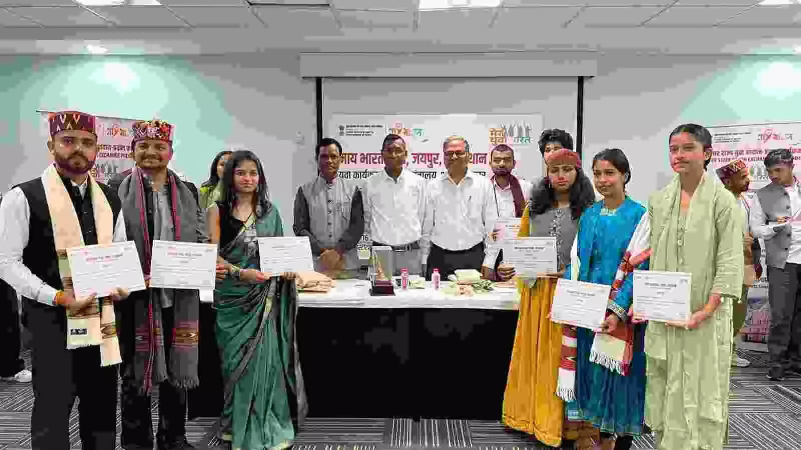 जयपुर में आयोजित युवा आदान-प्रदान कार्यक्रम के समापन समारोह में मंच पर बैठे अतिथि और अधिकारी।