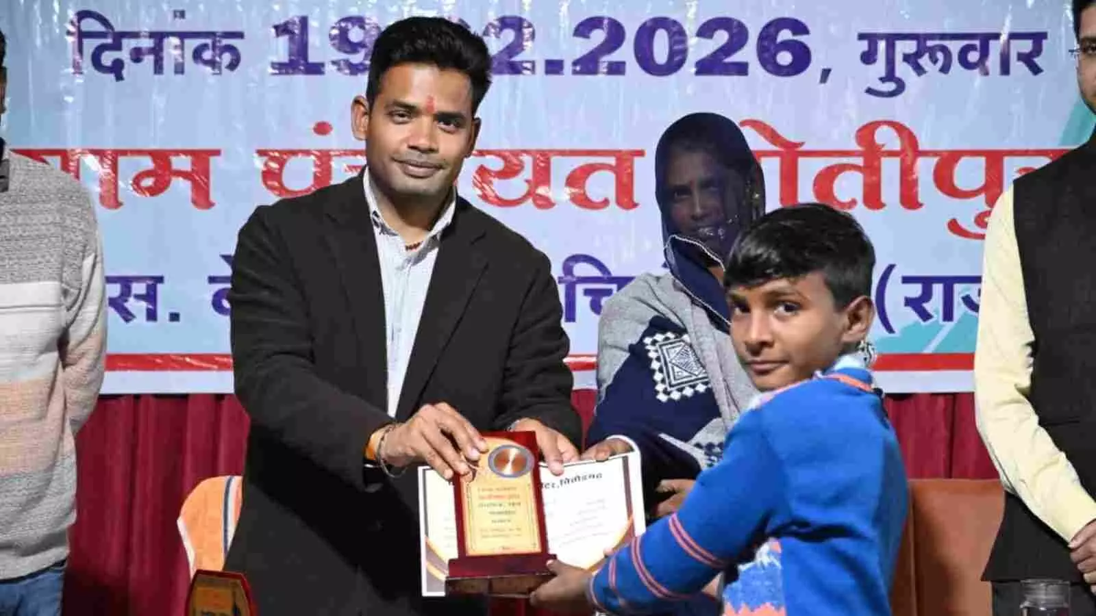 मोतीपुरा ग्राम पंचायत की रात्रि चौपाल में ग्रामीणों को संबोधित करते जिला कलक्टर और उपस्थित प्रशासनिक अधिकारी। मोतीपुरा ग्राम पंचायत की रात्रि चौपाल में ग्रामीणों को संबोधित करते जिला कलक्टर और उपस्थित प्रशासनिक अधिकारी।