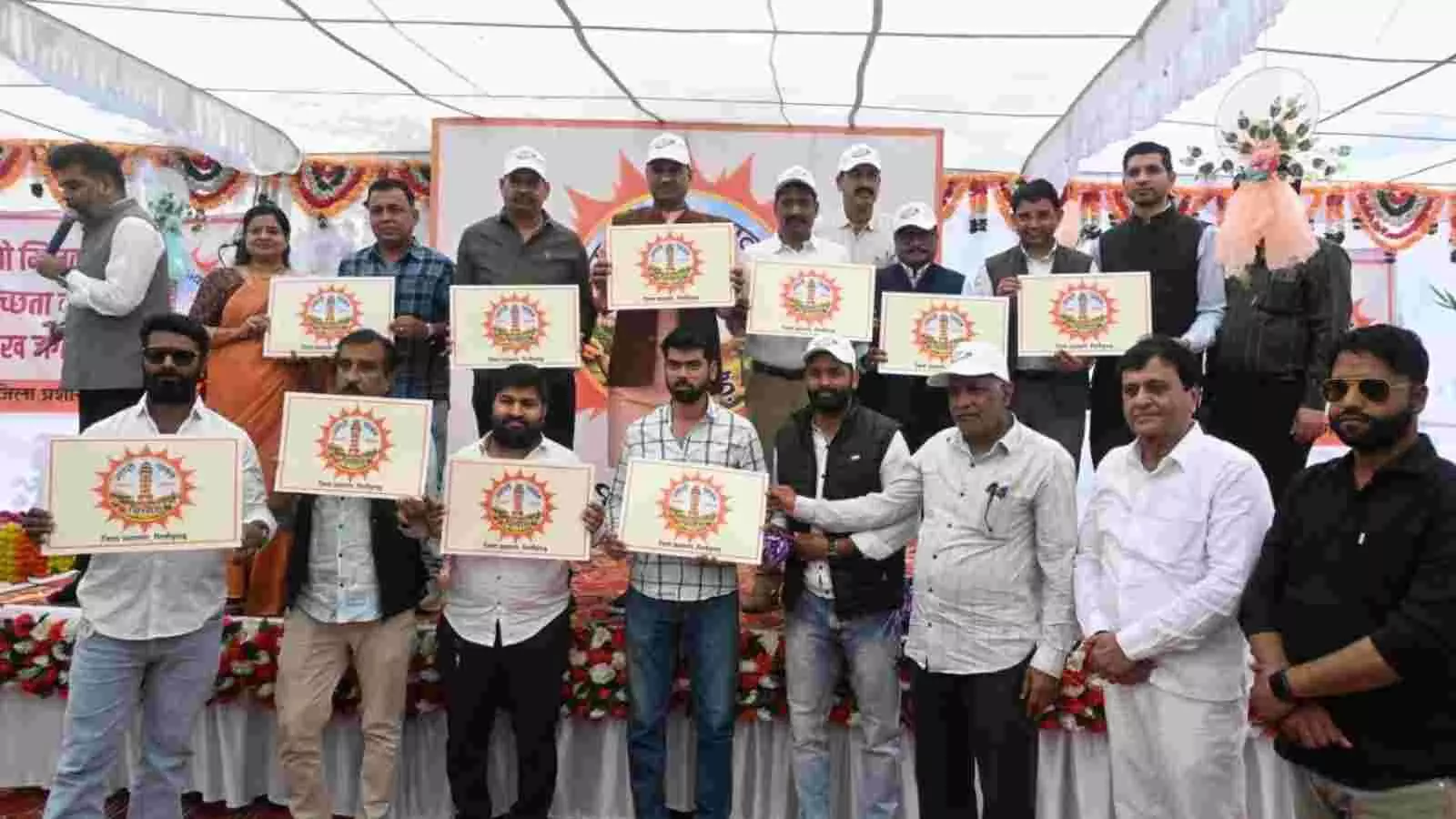 नगर परिषद चित्तौड़गढ़ में आयोजित समारोह के दौरान अतिथियों द्वारा पावन-चित्तौड़गढ़ स्वच्छता अभियान का शुभारंभ। नगर परिषद चित्तौड़गढ़ में आयोजित समारोह के दौरान अतिथियों द्वारा पावन-चित्तौड़गढ़ स्वच्छता अभियान का शुभारंभ।