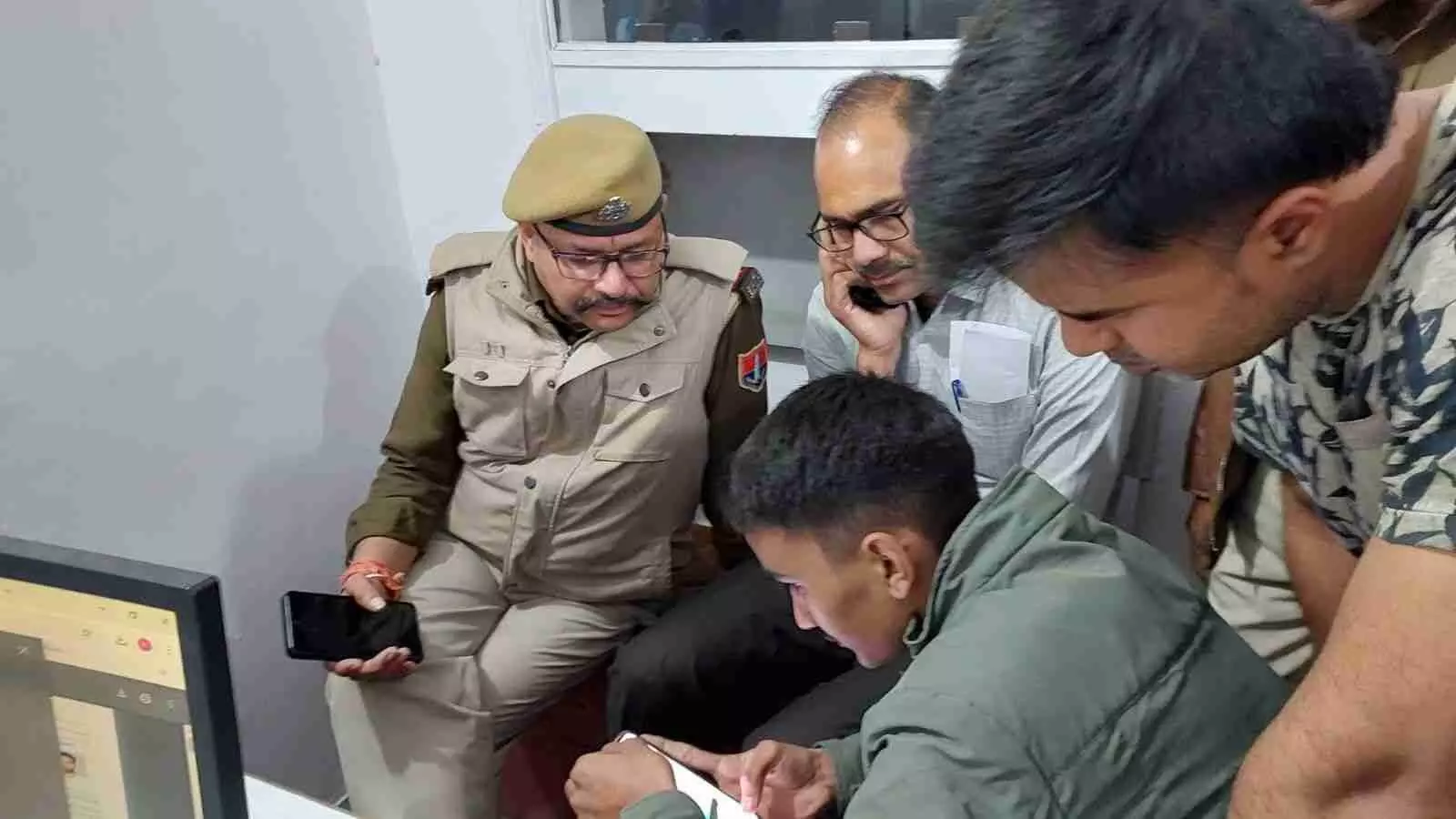 भीलवाड़ा में पुलिसकर्मी सड़क पर लगे सीसीटीवी कैमरे और संदिग्धों की जांच करते हुए। भीलवाड़ा में पुलिसकर्मी सड़क पर लगे सीसीटीवी कैमरे और संदिग्धों की जांच करते हुए।