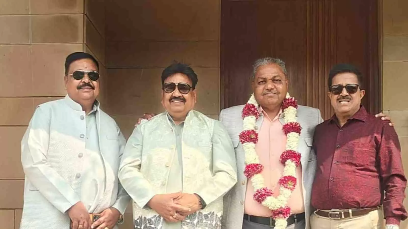 उदयपुर में आयोजित बैठक के दौरान मदन लाल जायसवाल और अन्य पदाधिकारियों का समूह चित्र। उदयपुर में आयोजित बैठक के दौरान मदन लाल जायसवाल और अन्य पदाधिकारियों का समूह चित्र।