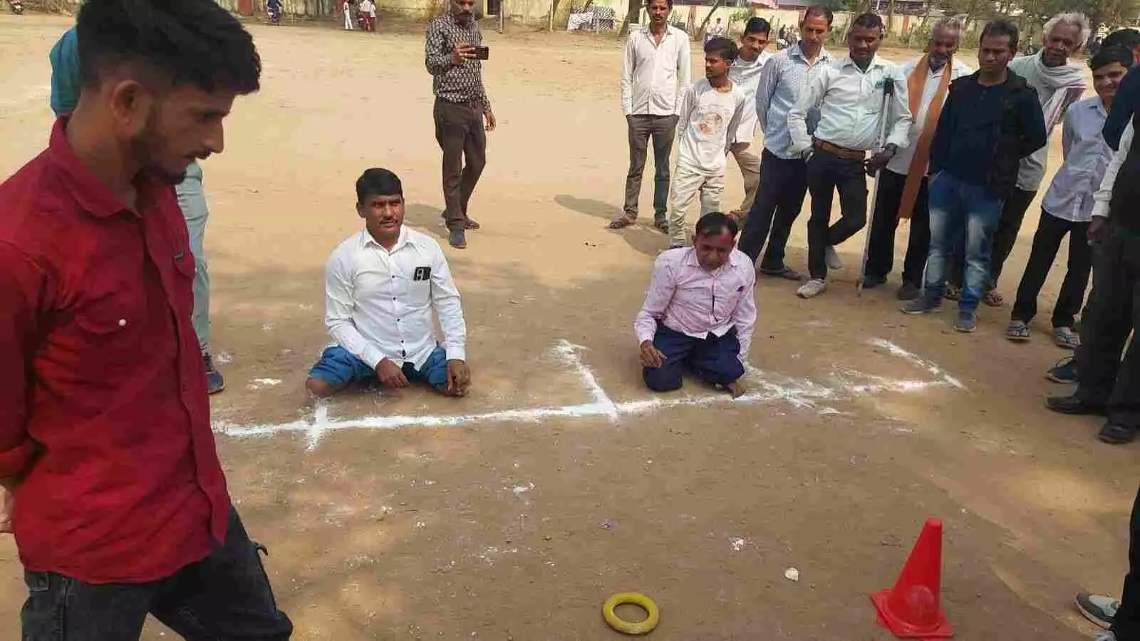 सलूम्बर के स्कूल मैदान में दिव्यांग खेल महोत्सव के दौरान दौड़ प्रतियोगिता में भाग लेते विशेष योग्यजन प्रतिभागी। सलूम्बर के स्कूल मैदान में दिव्यांग खेल महोत्सव के दौरान दौड़ प्रतियोगिता में भाग लेते विशेष योग्यजन प्रतिभागी।