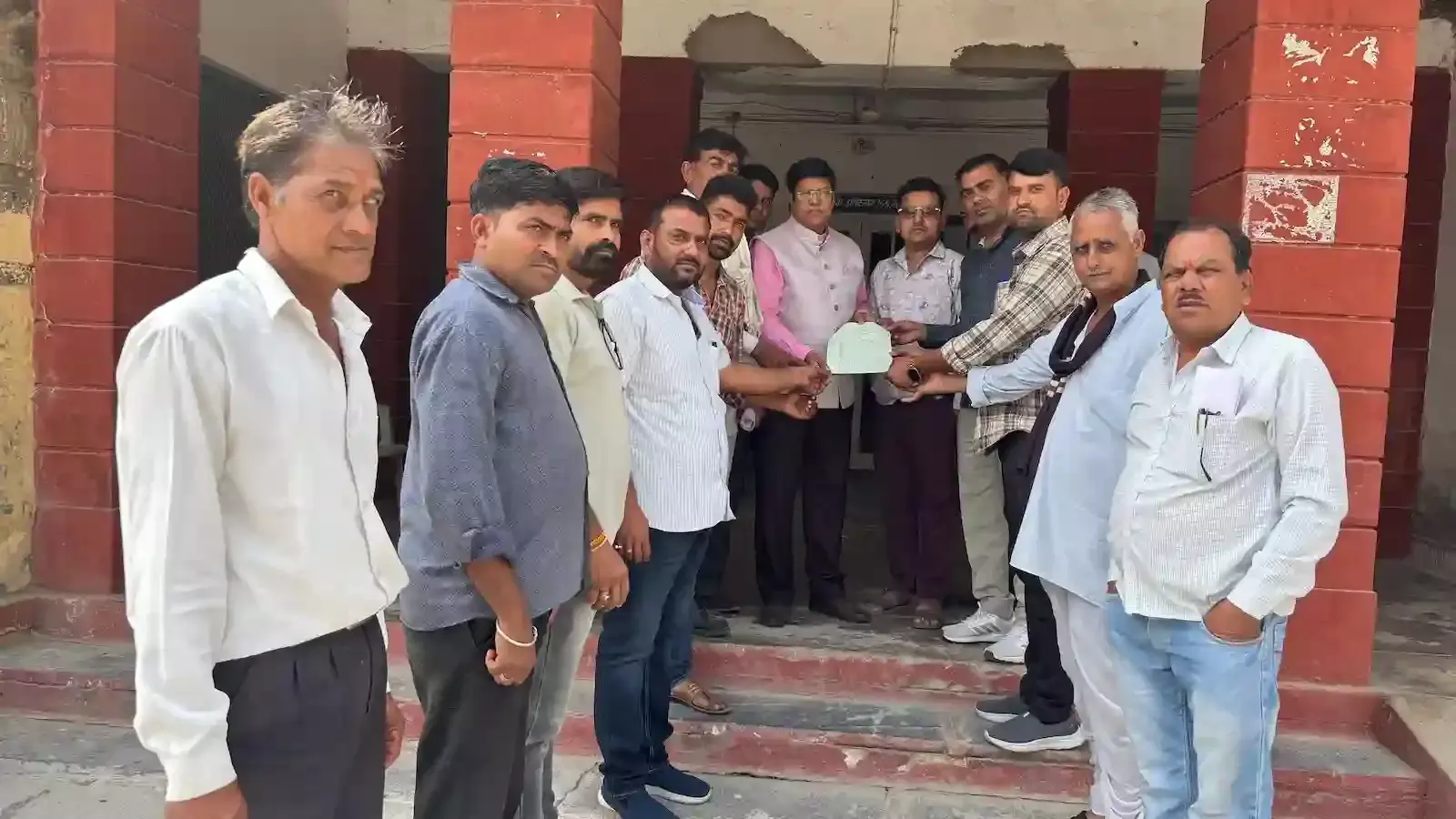 वल्लभनगर के भटेवर में सिंघानिया यूनिवर्सिटी के खिलाफ प्रदर्शन कर एसडीएम को ज्ञापन सौंपते ग्रामीण। वल्लभनगर के भटेवर में सिंघानिया यूनिवर्सिटी के खिलाफ प्रदर्शन कर एसडीएम को ज्ञापन सौंपते ग्रामीण।