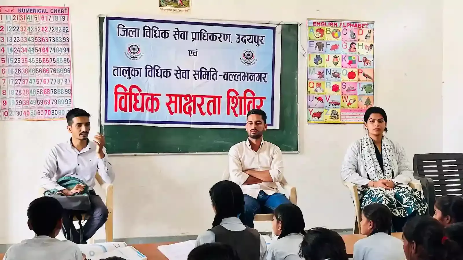 महात्मा गांधी विद्यालय विजयपुरा वल्लभनगर में विधिक जागरूकता शिविर के दौरान उपस्थित अतिथि शिक्षक और विद्यार्थी। महात्मा गांधी विद्यालय विजयपुरा वल्लभनगर में विधिक जागरूकता शिविर के दौरान उपस्थित अतिथि शिक्षक और विद्यार्थी।