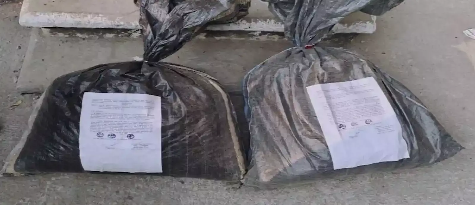 भींडर पुलिस टीम द्वारा नेशनल हाईवे 27 पर जब्त किया गया अवैध अफीम डोडा चूरा और पुलिस कार्रवाई का दृश्य। भींडर पुलिस टीम द्वारा नेशनल हाईवे 27 पर जब्त किया गया अवैध अफीम डोडा चूरा और पुलिस कार्रवाई का दृश्य।