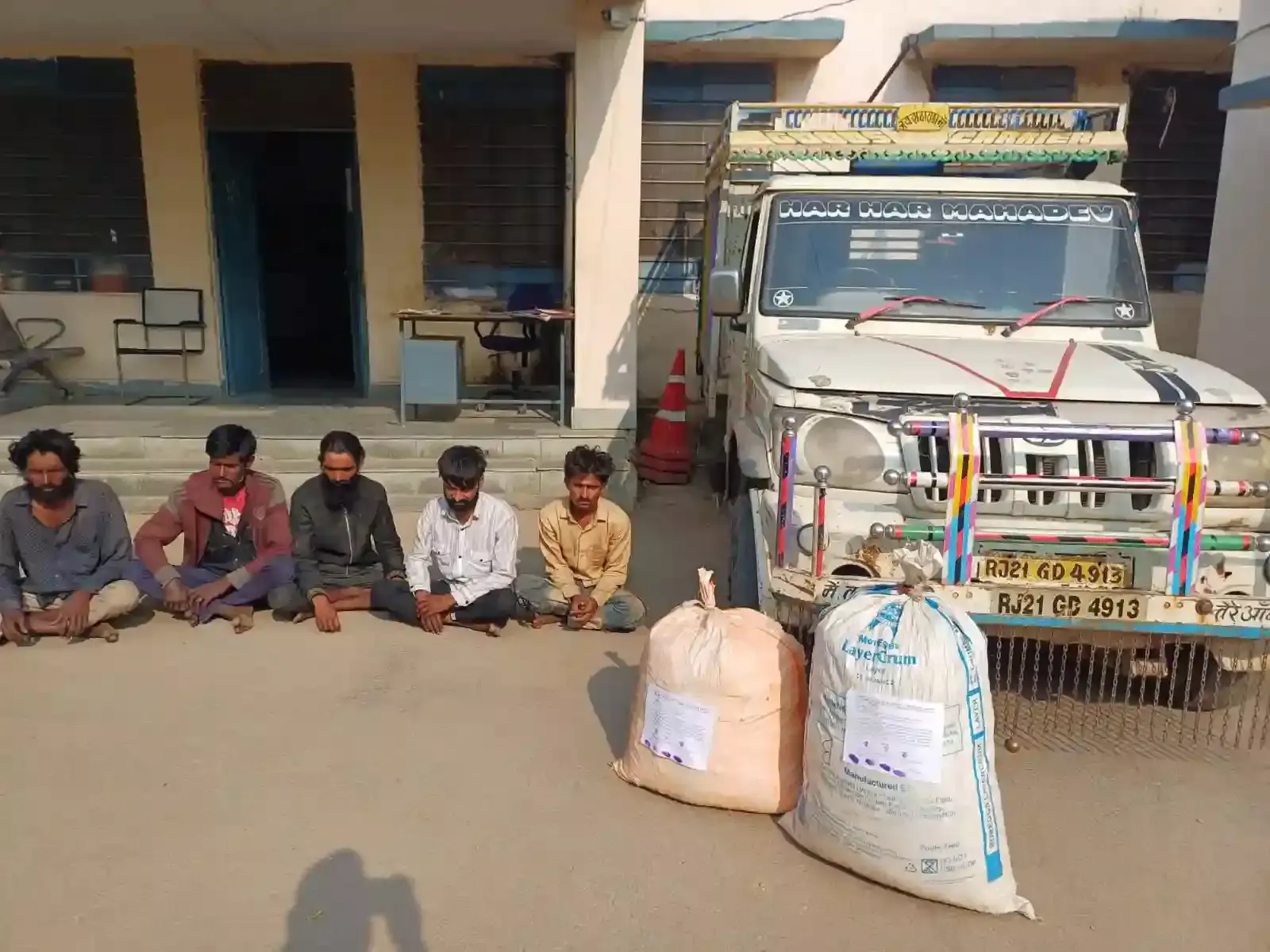 उदयपुर में बेकरिया थाना पुलिस और एटीएस टीम द्वारा पकड़े गए अवैध गांजे के पैकेट और आरोपी तस्करों का समूह। उदयपुर में बेकरिया थाना पुलिस और एटीएस टीम द्वारा पकड़े गए अवैध गांजे के पैकेट और आरोपी तस्करों का समूह।
