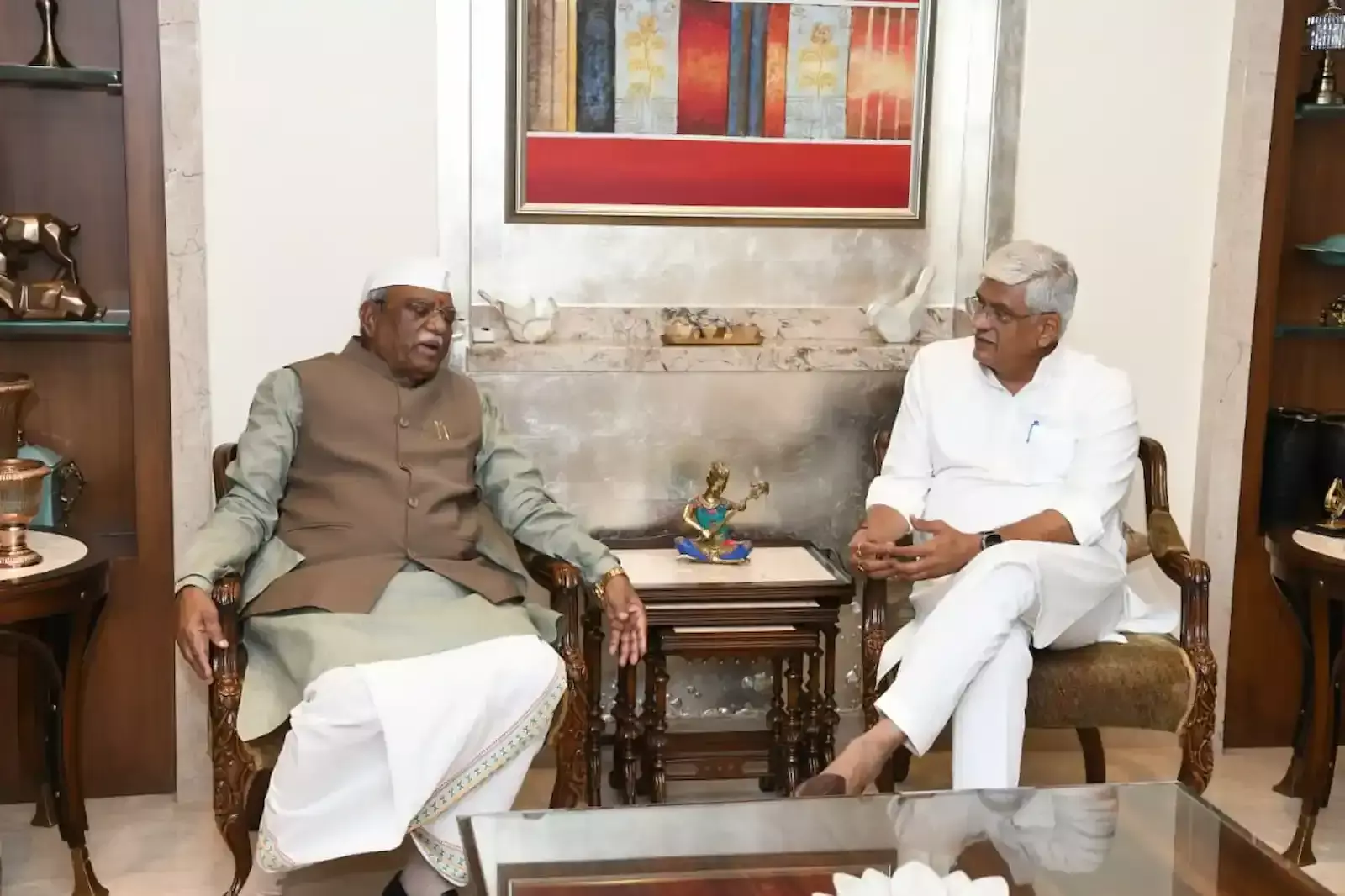 जोधपुर में राज्यपाल हरिभाऊ बागडे और केंद्रीय मंत्री गजेंद्र सिंह शेखावत विकास मुद्दों पर संवाद करते हुए।