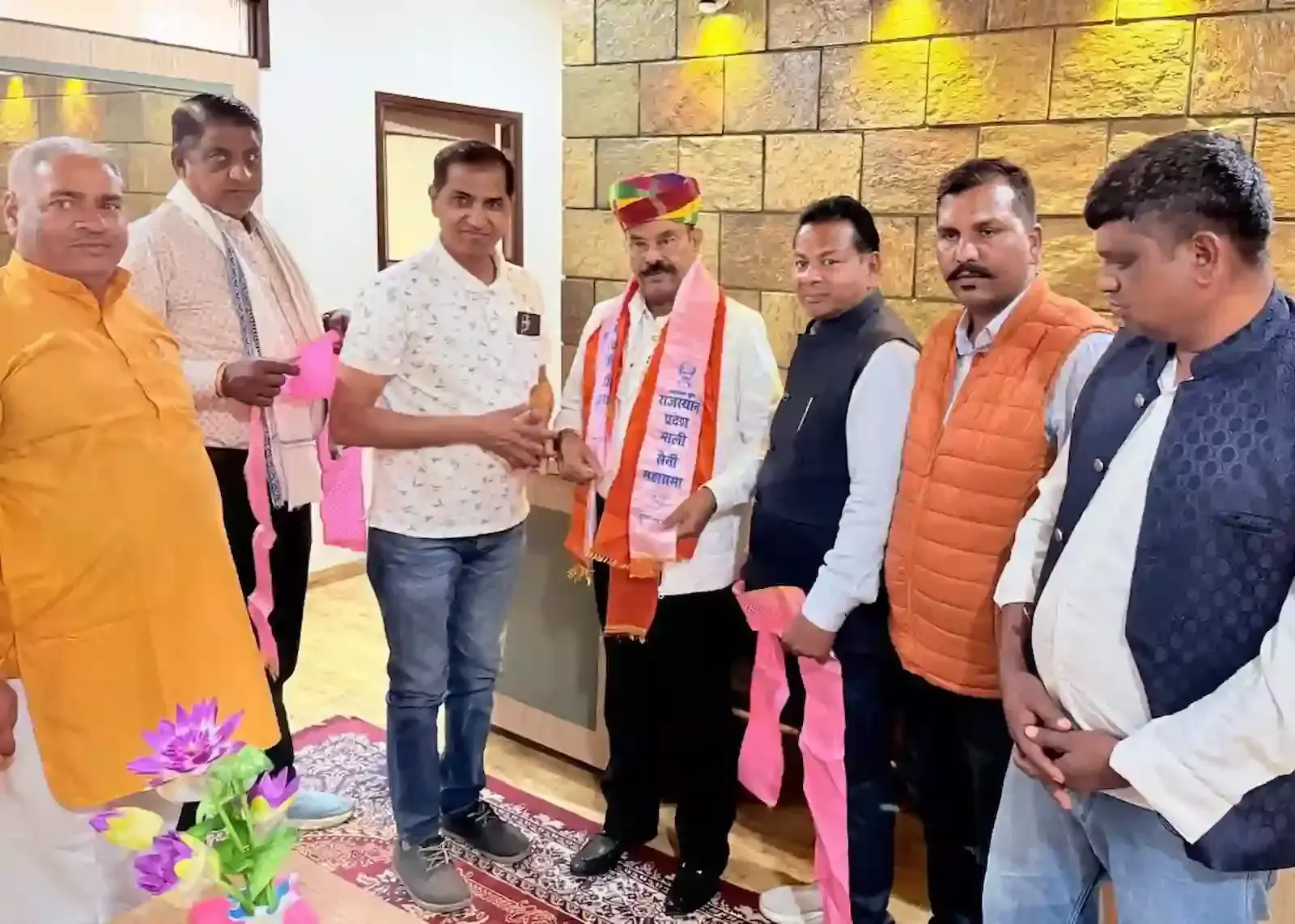 भीलवाड़ा में पूर्व केन्द्रीय मंत्री नागमणी कुशवाह का माला पहनाकर स्वागत करते माली समाज के पदाधिकारी सदस्य। भीलवाड़ा में पूर्व केन्द्रीय मंत्री नागमणी कुशवाह का माला पहनाकर स्वागत करते माली समाज के पदाधिकारी सदस्य।