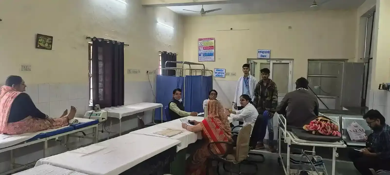 भीलवाड़ा के फिजियोथैरेपी शिविर में डॉक्टर मरीजों का परीक्षण कर उपचार संबंधी सलाह दे रहे हैं। भीलवाड़ा के फिजियोथैरेपी शिविर में डॉक्टर मरीजों का परीक्षण कर उपचार संबंधी सलाह दे रहे हैं।