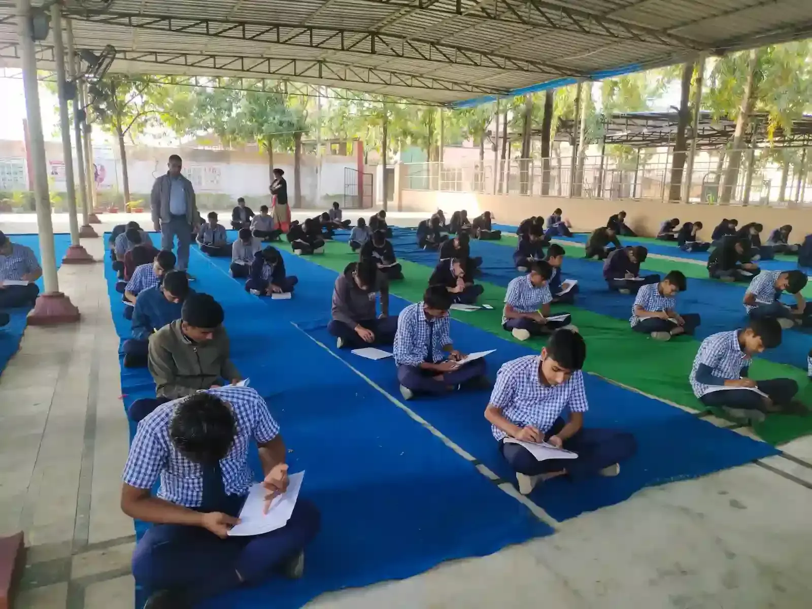 कानोड के स्कूल में डेस्क पर बैठकर सामान्य ज्ञान परीक्षा देते हुए छात्र और छात्राएं। कानोड के स्कूल में डेस्क पर बैठकर सामान्य ज्ञान परीक्षा देते हुए छात्र और छात्राएं।