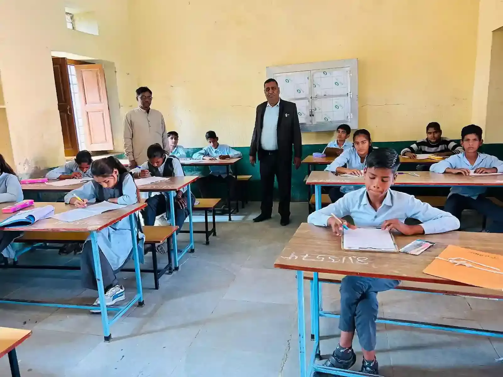राजकीय उच्च प्राथमिक विद्यालय दुदालिया में 8वीं बोर्ड परीक्षा देते विद्यार्थी और निरीक्षण करते पीईईओ देवीलाल खटीक। राजकीय उच्च प्राथमिक विद्यालय दुदालिया में 8वीं बोर्ड परीक्षा देते विद्यार्थी और निरीक्षण करते पीईईओ देवीलाल खटीक।