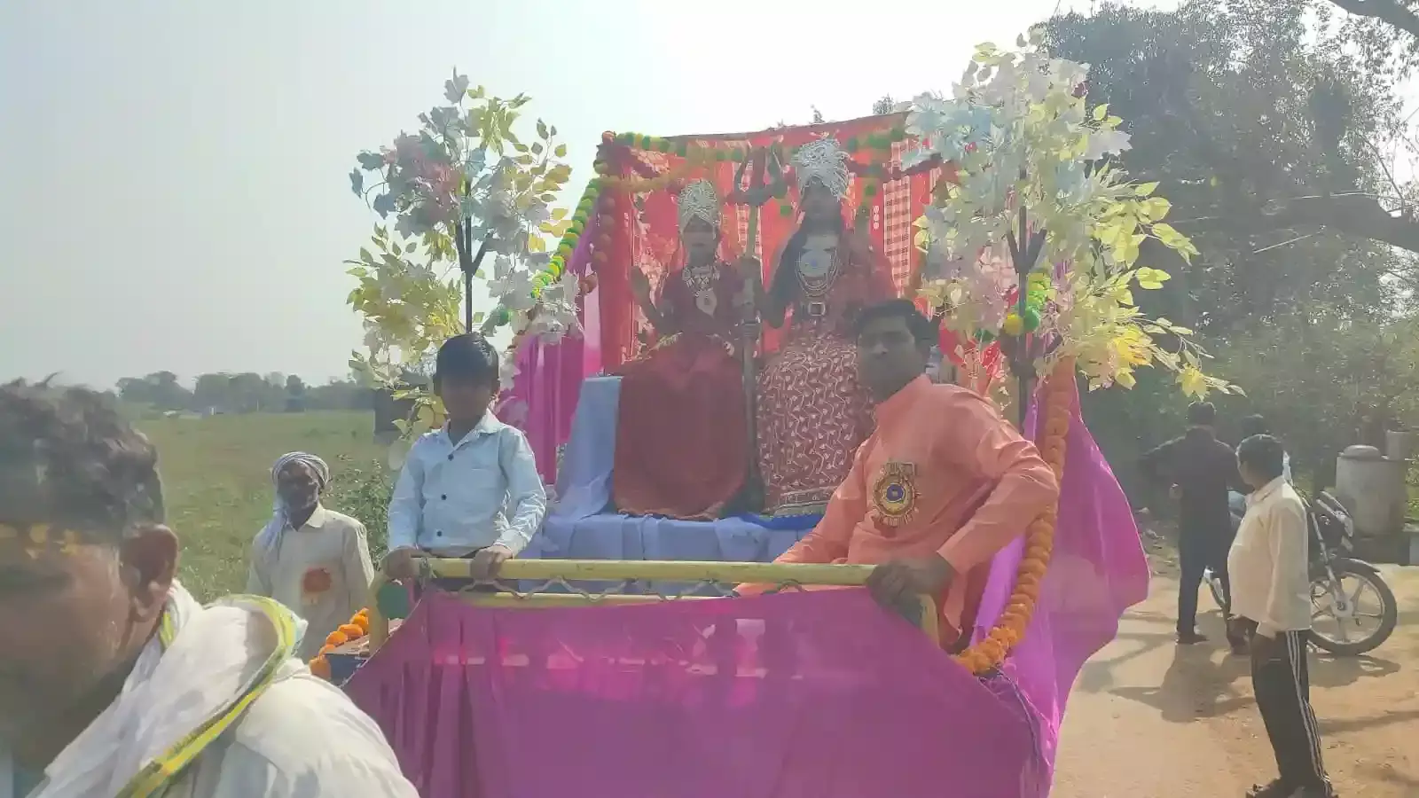 भुसावर के बंध का नगला में मंदिर स्थापना दिवस पर कलश यात्रा निकालती महिलाएं। भुसावर के बंध का नगला में मंदिर स्थापना दिवस पर कलश यात्रा निकालती महिलाएं।