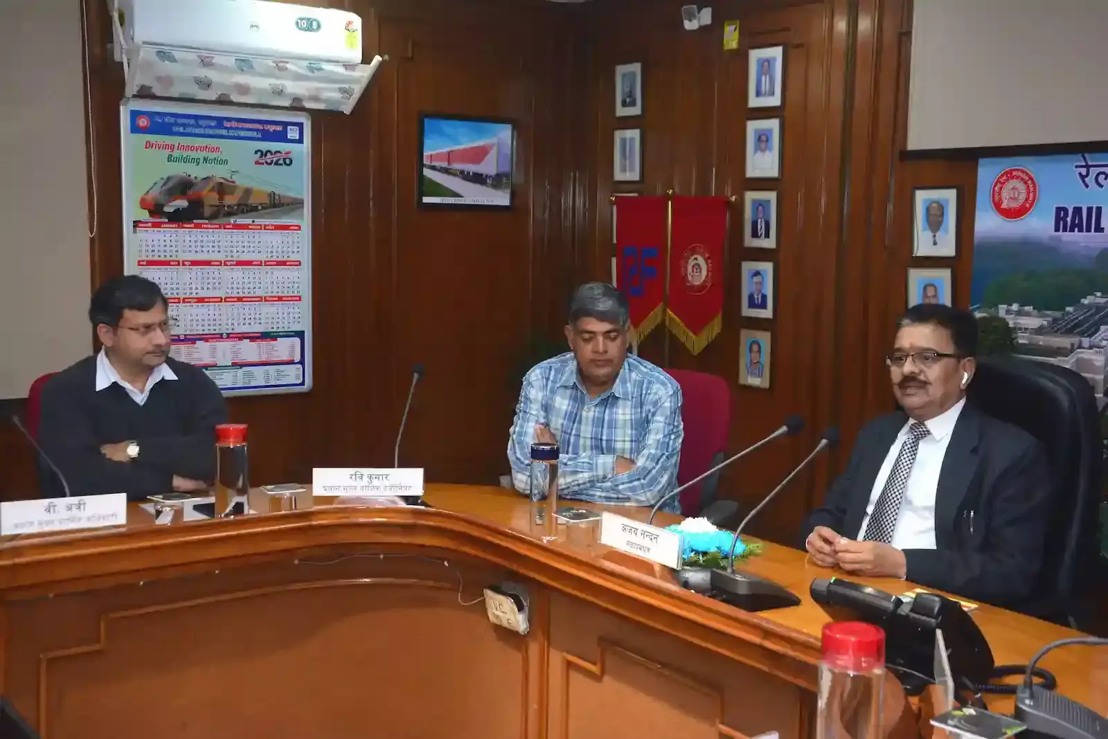 रेल डिब्बा कारखाना कपूरथला के कार्यालय में बैठक करते महाप्रबंधक अजय नंदन और अन्य रेल अधिकारी। रेल डिब्बा कारखाना कपूरथला के कार्यालय में बैठक करते महाप्रबंधक अजय नंदन और अन्य रेल अधिकारी।