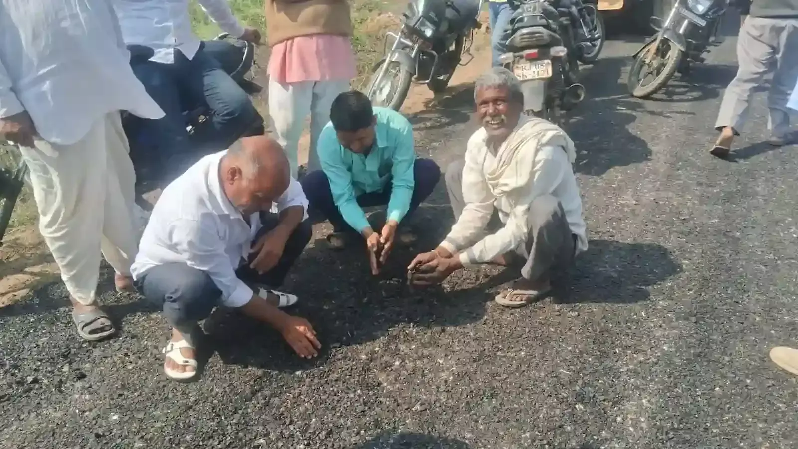 पथैना से धनेरी की ओर उखड़ी हुई नई सड़क और विरोध प्रदर्शन करते ग्रामीण जन। पथैना से धनेरी की ओर उखड़ी हुई नई सड़क और विरोध प्रदर्शन करते ग्रामीण जन।