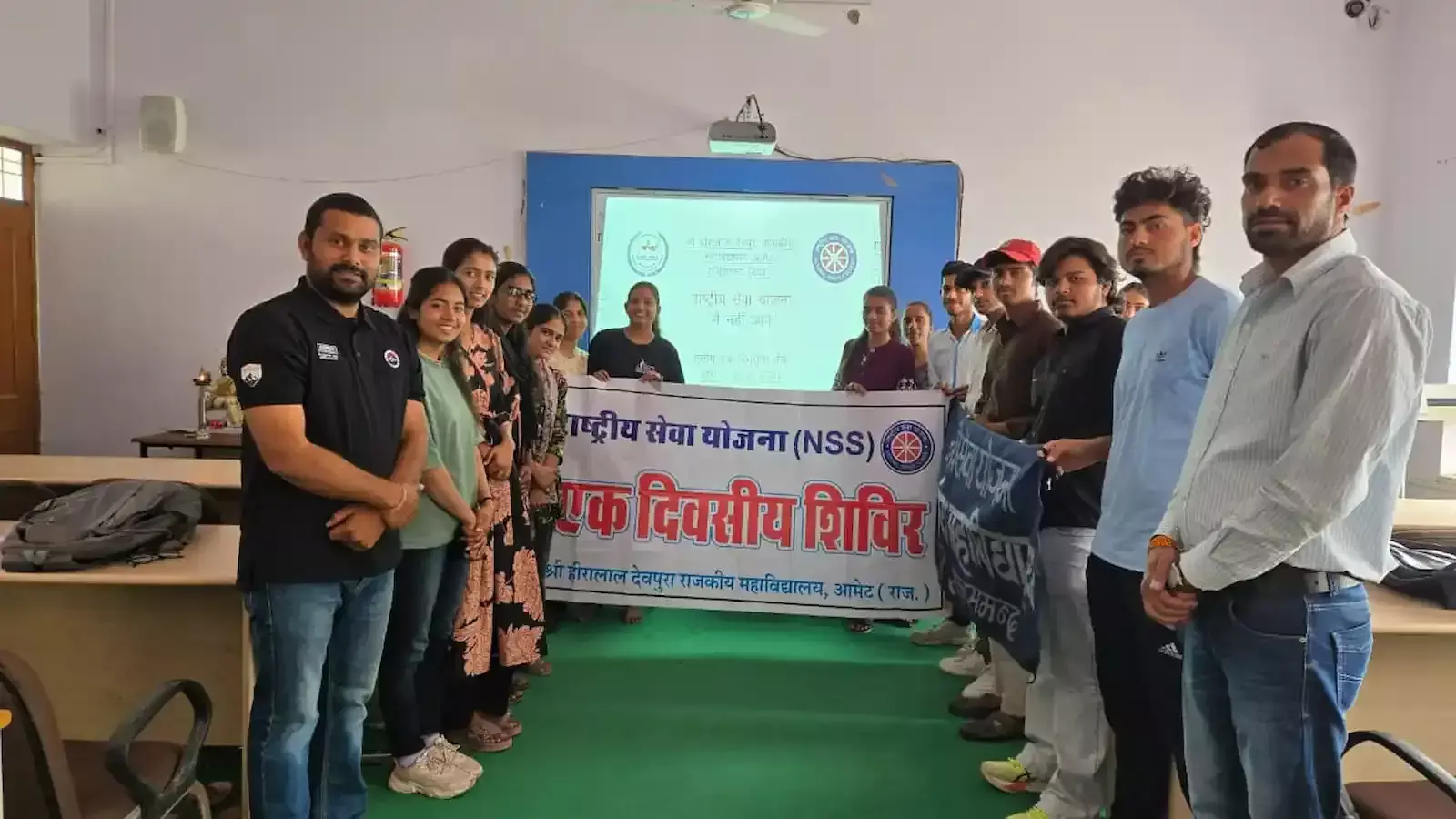 राजकीय महाविद्यालय आमेट में सड़क सुरक्षा अभियान के दौरान शपथ लेते एनएसएस स्वयंसेवक और प्राचार्य। राजकीय महाविद्यालय आमेट में सड़क सुरक्षा अभियान के दौरान शपथ लेते एनएसएस स्वयंसेवक और प्राचार्य।