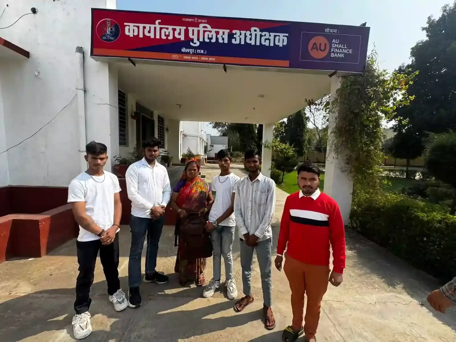 धौलपुर पुलिस कार्यालय में सायबर सेल टीम वृद्ध महिला को बरामद बैग और नकदी सौंपते हुए। धौलपुर पुलिस कार्यालय में सायबर सेल टीम वृद्ध महिला को बरामद बैग और नकदी सौंपते हुए।