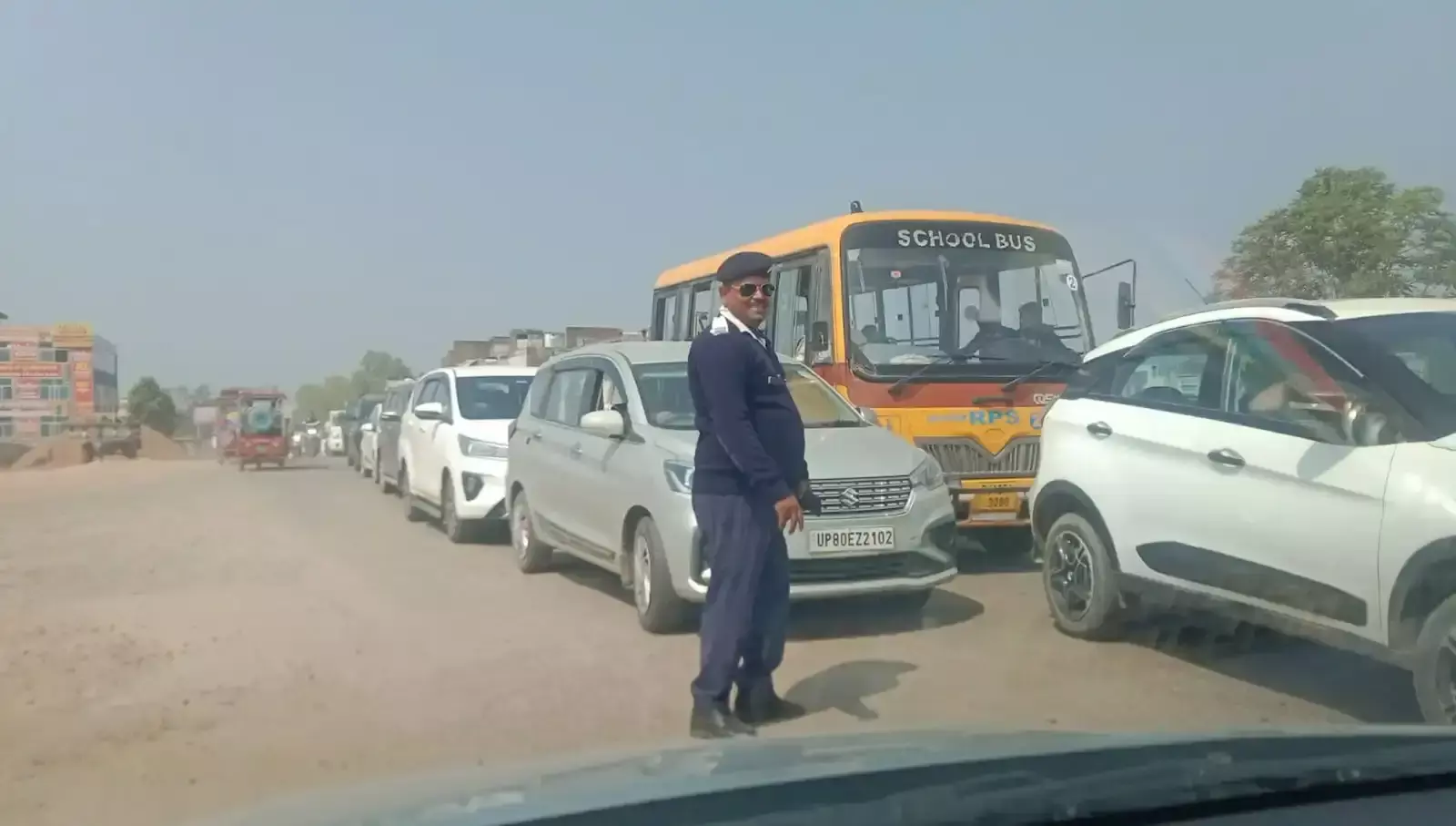 सवाई माधोपुर के हम्मीर ब्रिज पर वाहनों को नियंत्रित करते यातायात पुलिसकर्मी और सड़क चौड़ीकरण का निर्माण कार्य। सवाई माधोपुर के हम्मीर ब्रिज पर वाहनों को नियंत्रित करते यातायात पुलिसकर्मी और सड़क चौड़ीकरण का निर्माण कार्य।