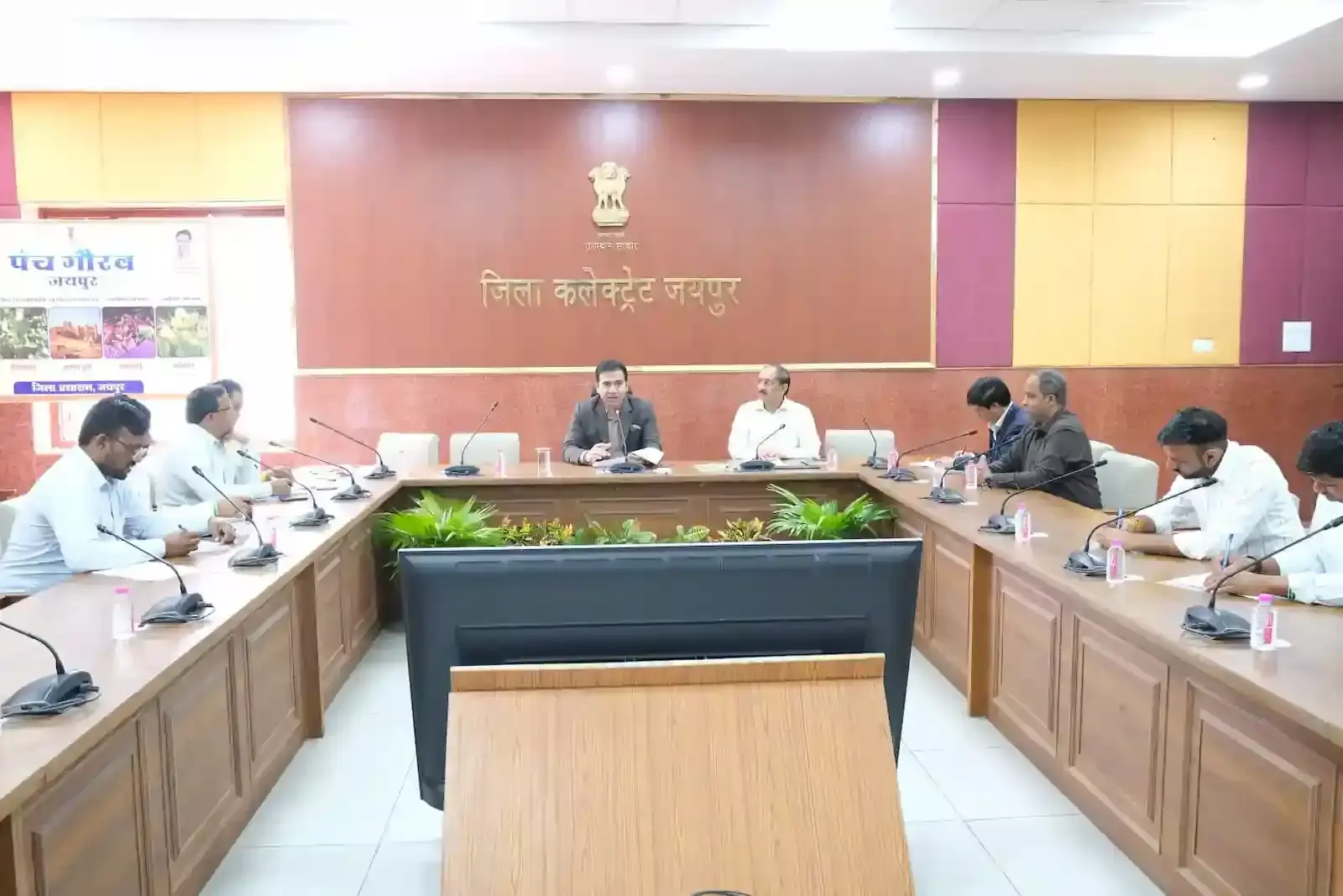 जयपुर कलेक्ट्रेट कार्यालय में अधिकारियों द्वारा अंतिम मतदाता सूची 2026 के प्रकाशन की प्रक्रिया प्रदर्शित की जा रही है।