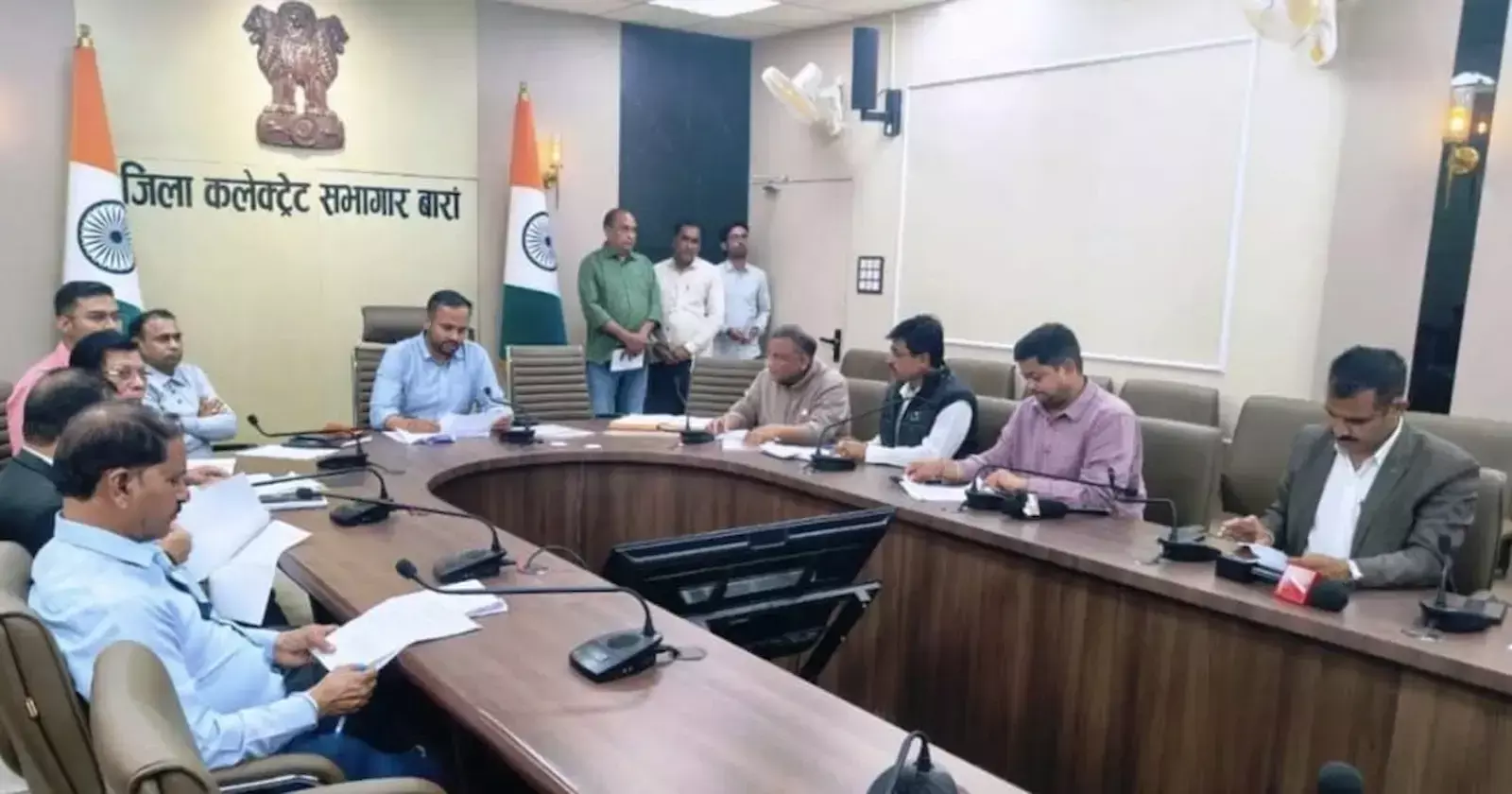 मिनी सचिवालय के सभागार में जिला निर्वाचन अधिकारी बारां की मतदाता सूची पर आयोजित प्रेस वार्ता का दृश्य। मिनी सचिवालय के सभागार में जिला निर्वाचन अधिकारी बारां की मतदाता सूची पर आयोजित प्रेस वार्ता का दृश्य।