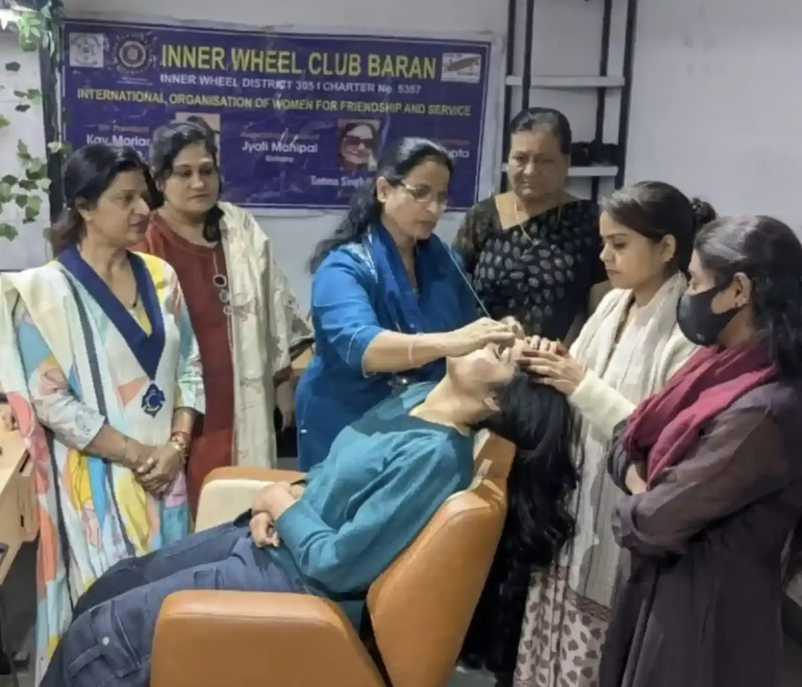 बारां में इनरव्हील क्लब की सदस्य और युवतियाँ ब्यूटीशियन प्रशिक्षण कार्यक्रम के शुभारंभ पर खड़ी हैं। बारां में इनरव्हील क्लब की सदस्य और युवतियाँ ब्यूटीशियन प्रशिक्षण कार्यक्रम के शुभारंभ पर खड़ी हैं।