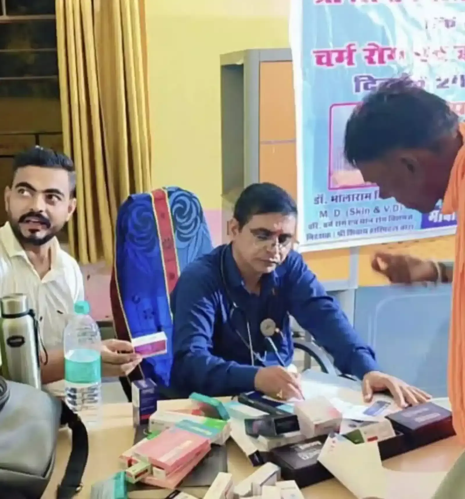 कुंडी ग्राम पंचायत भवन में निःशुल्क त्वचा रोग शिविर के दौरान मरीजों की जांच करते डॉक्टर। कुंडी ग्राम पंचायत भवन में निःशुल्क त्वचा रोग शिविर के दौरान मरीजों की जांच करते डॉक्टर।