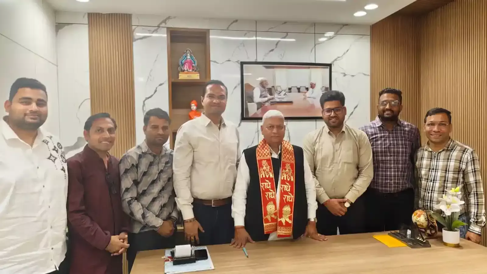 भीलवाड़ा में अंतर्राष्ट्रीय वैश्य फेडरेशन की बैठक के दौरान मंच पर संबोधन देते सांसद दामोदर अग्रवाल और उपस्थित पदाधिकारी। भीलवाड़ा में अंतर्राष्ट्रीय वैश्य फेडरेशन की बैठक के दौरान मंच पर संबोधन देते सांसद दामोदर अग्रवाल और उपस्थित पदाधिकारी।