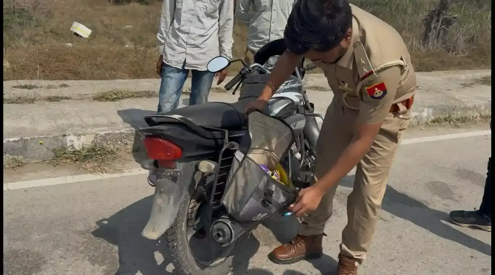 चित्तौड़गढ़ में सीबीएन टीम द्वारा तस्करी के दौरान जब्त किया गया अवैध डोडा चूरा और मादक पदार्थ। चित्तौड़गढ़ में सीबीएन टीम द्वारा तस्करी के दौरान जब्त किया गया अवैध डोडा चूरा और मादक पदार्थ।