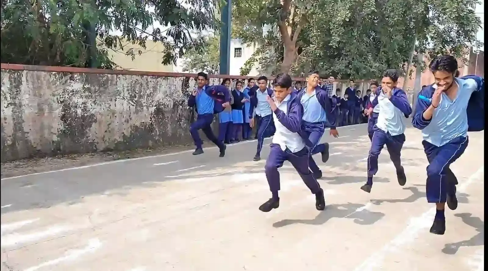 चित्तौड़गढ़ के चंदेरिया स्थित सांवलिया दिव्यांग विद्यालय में खेलकूद प्रतियोगिता के दौरान पुरस्कार प्राप्त करते विशेष बच्चे और अतिथि। चित्तौड़गढ़ के चंदेरिया स्थित सांवलिया दिव्यांग विद्यालय में खेलकूद प्रतियोगिता के दौरान पुरस्कार प्राप्त करते विशेष बच्चे और अतिथि।