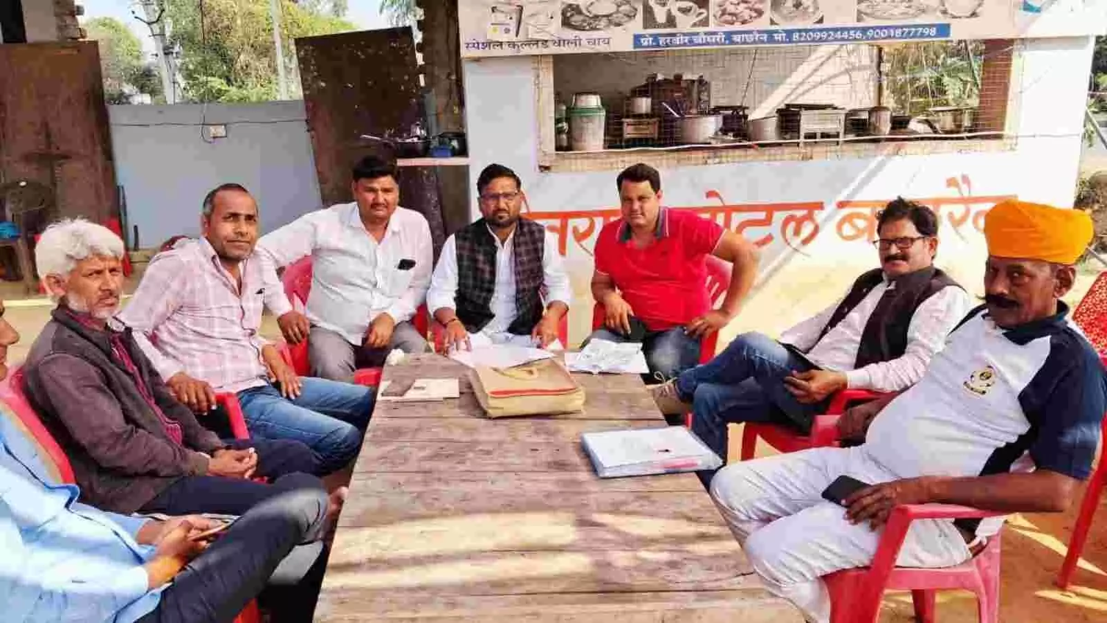 भुसावर में आयोजित भाजपा मंडल की बैठक में चर्चा करते पदाधिकारी और कार्यकर्ता। भुसावर में आयोजित भाजपा मंडल की बैठक में चर्चा करते पदाधिकारी और कार्यकर्ता।