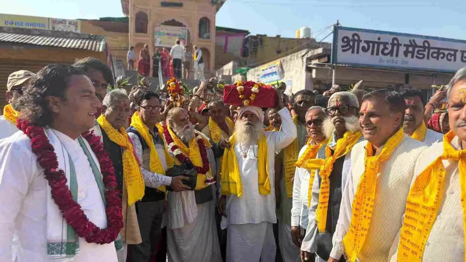 डीग के मुख्य बाजार में कलश यात्रा के दौरान सिर पर मंगल कलश रखकर चलती महिलाएं। डीग के मुख्य बाजार में कलश यात्रा के दौरान सिर पर मंगल कलश रखकर चलती महिलाएं।